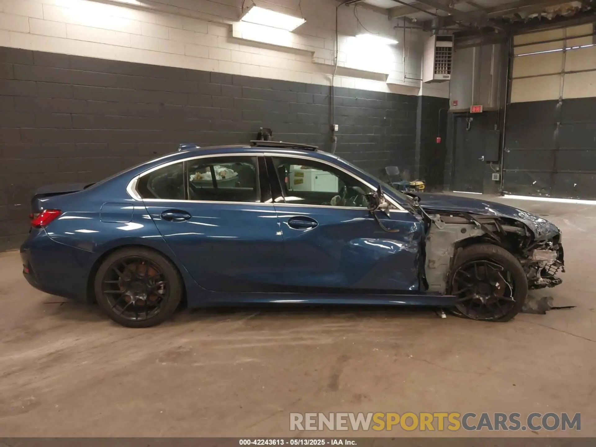 13 Фотография поврежденного автомобиля 3MW5R7J09M8B53858 BMW 330I 2021