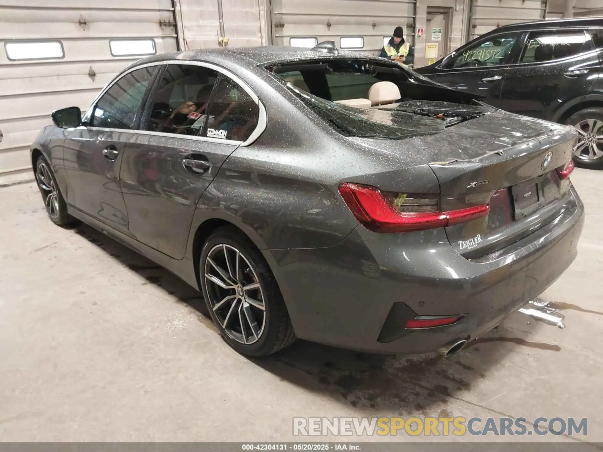 3 Photograph of a damaged car 3MW5R7J02N8C33181 BMW 330I 2022