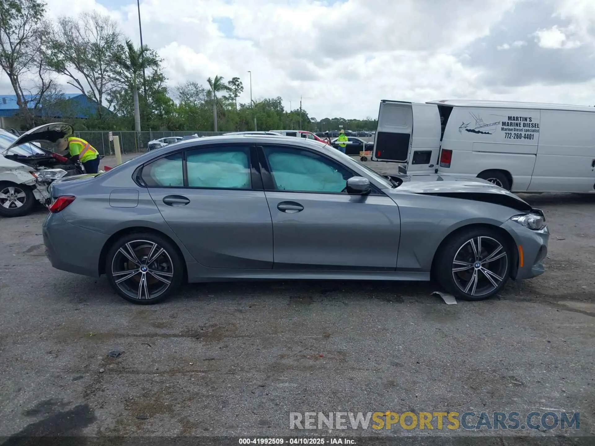 13 Фотография поврежденного автомобиля 3MW69FF00P8D61512 BMW 330I 2023