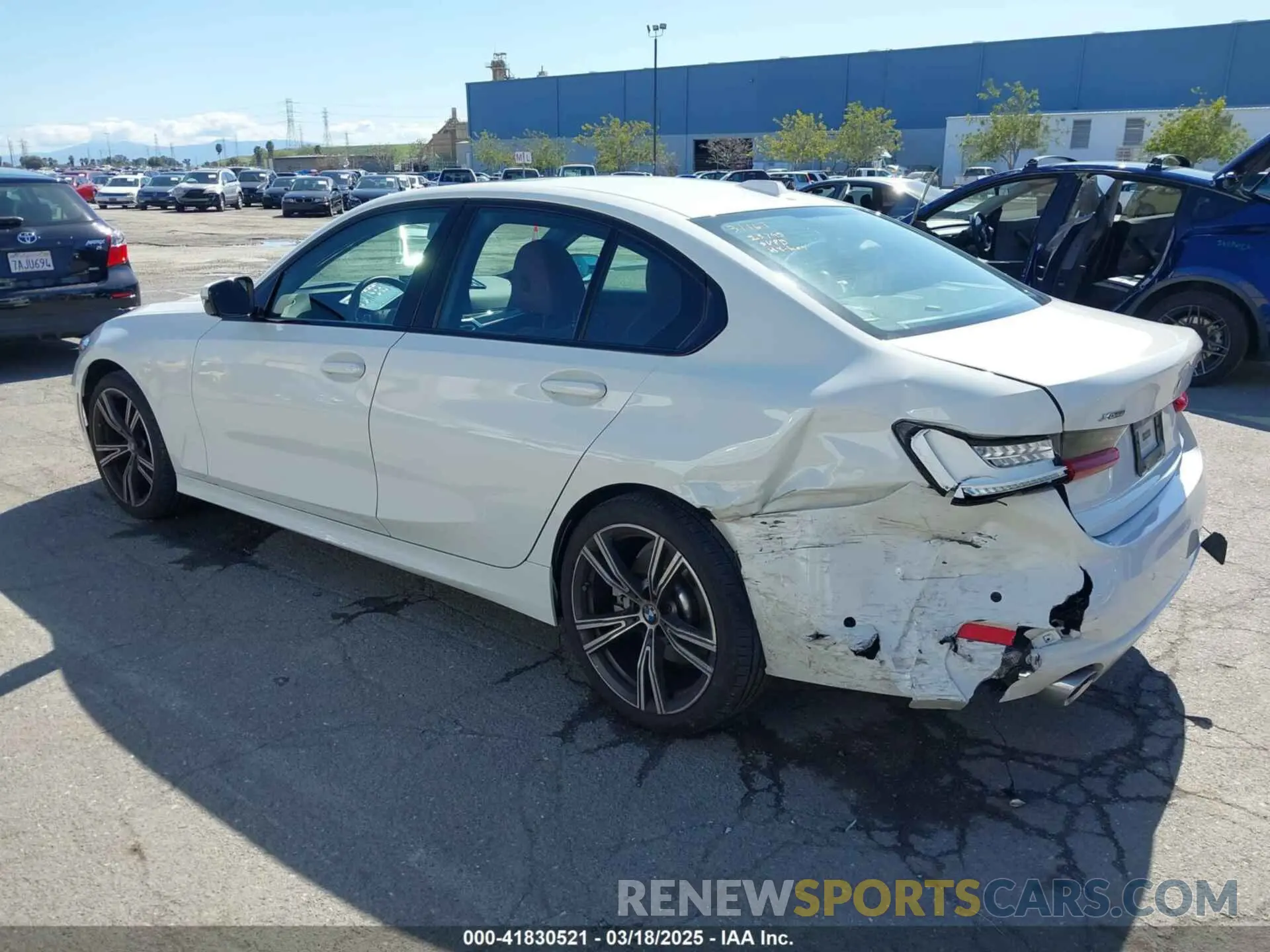 3 Фотография поврежденного автомобиля 3MW89FF04P8D43734 BMW 330I 2023