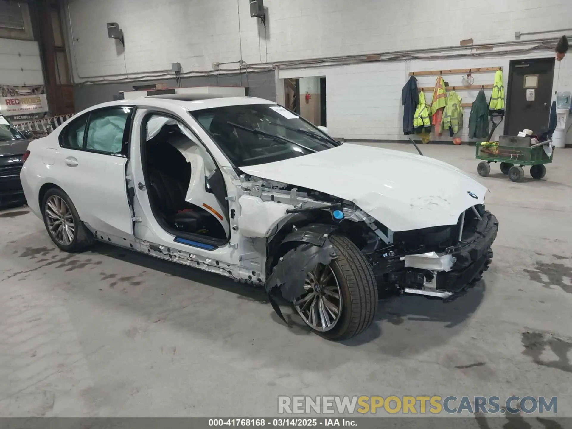1 Фотография поврежденного автомобиля 3MW89FF04P8D68374 BMW 330I 2023