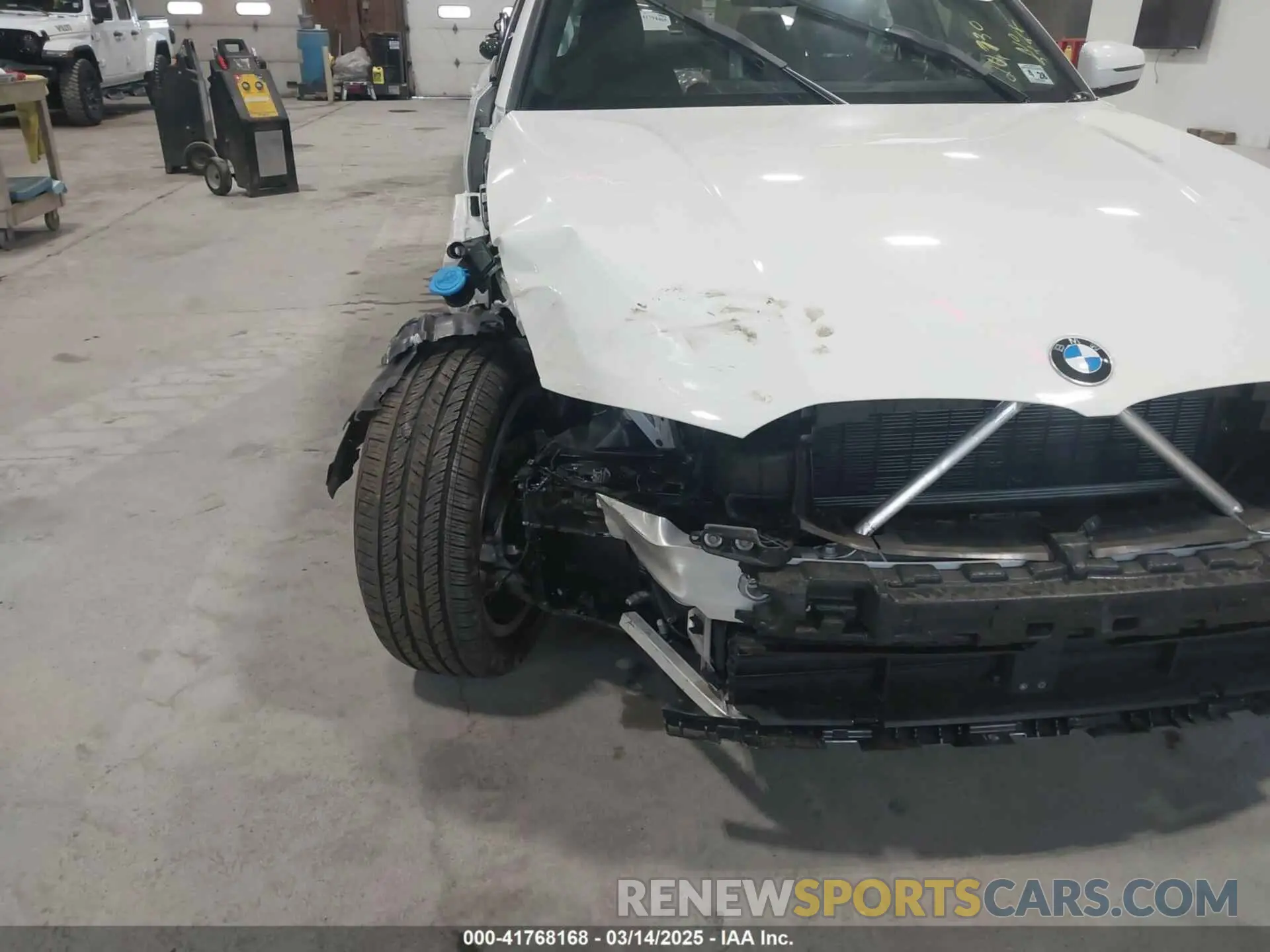 19 Фотография поврежденного автомобиля 3MW89FF04P8D68374 BMW 330I 2023