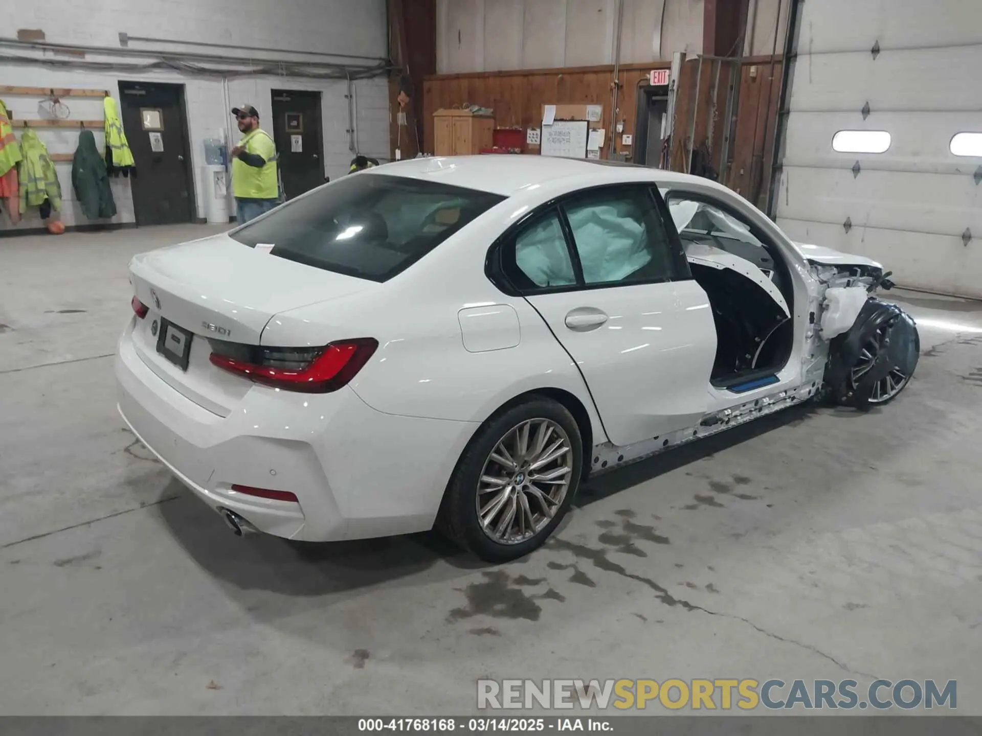 4 Фотография поврежденного автомобиля 3MW89FF04P8D68374 BMW 330I 2023