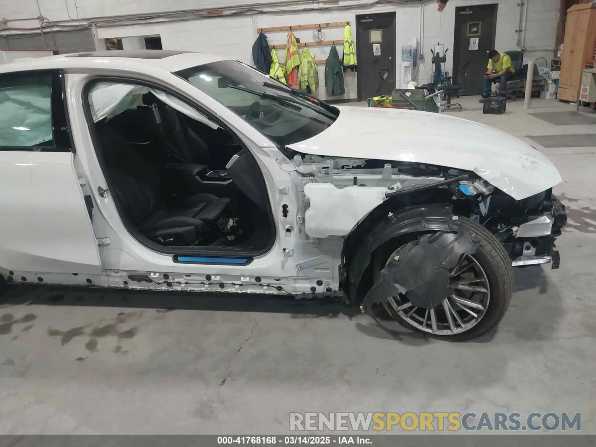 6 Фотография поврежденного автомобиля 3MW89FF04P8D68374 BMW 330I 2023