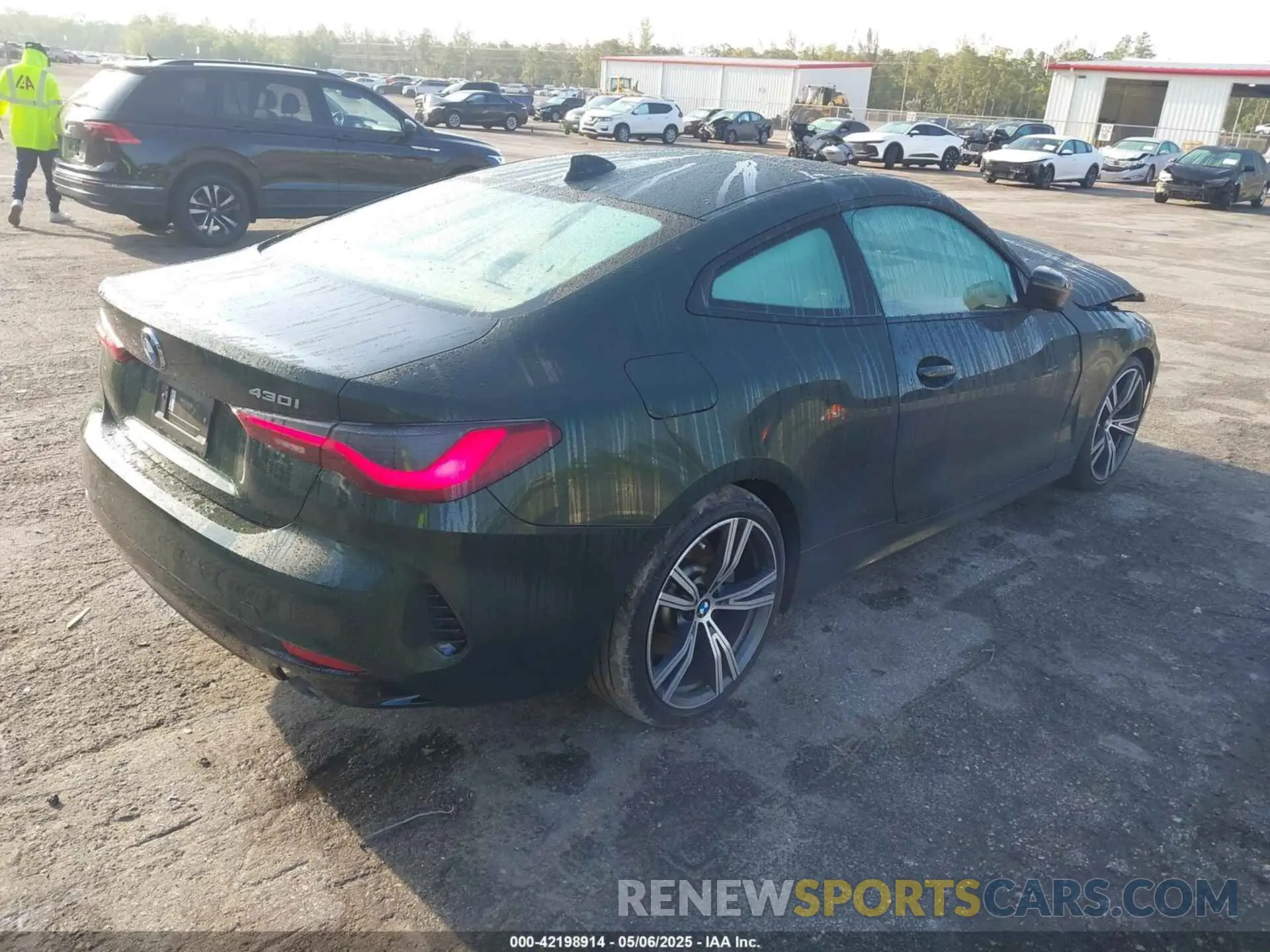 4 Photograph of a damaged car WBA53AP07MCG68388 BMW 430I 2021