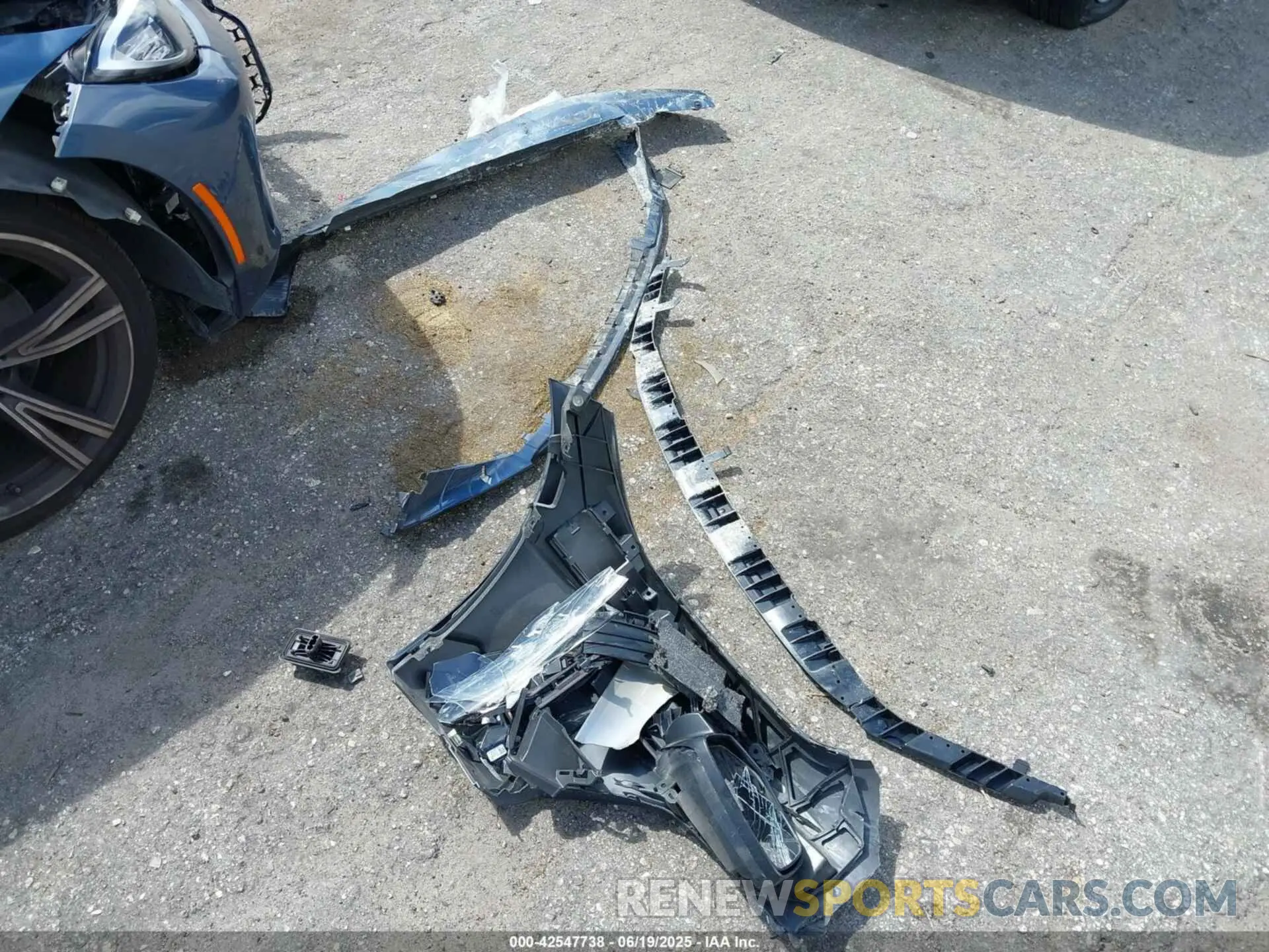 11 Photograph of a damaged car WBA53AP04NCH79918 BMW 430I 2022
