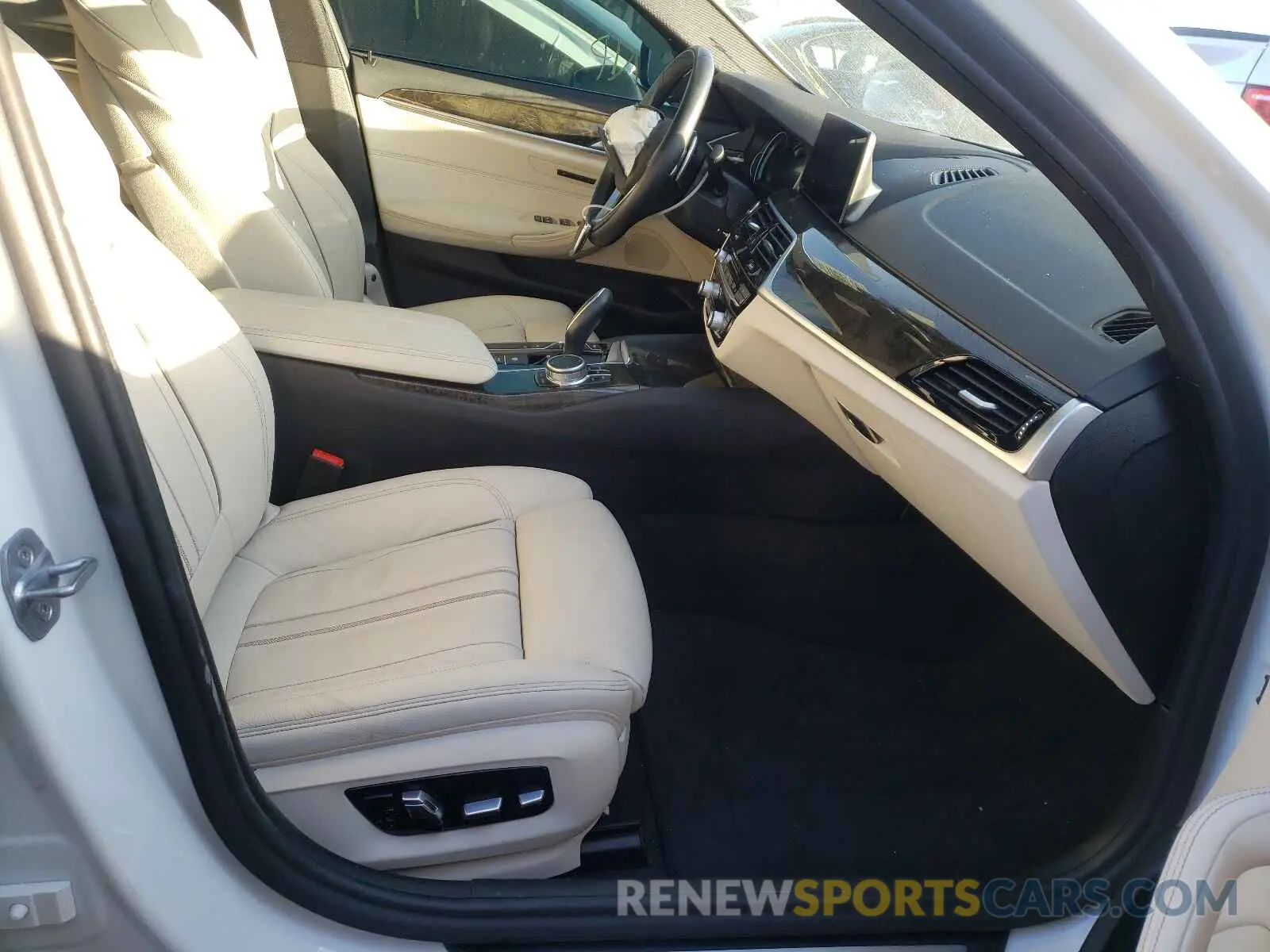 5 Photograph of a damaged car WBAJA5C58KWW42243 BMW 5 SERIES 2019