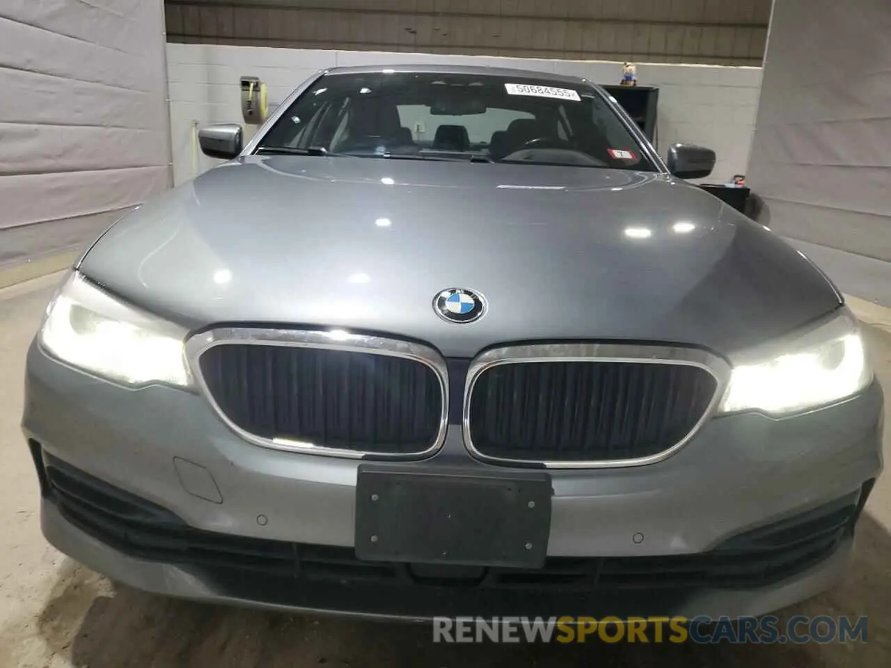 5 Photograph of a damaged car WBAJA7C50KWW09782 BMW 5 SERIES 2019