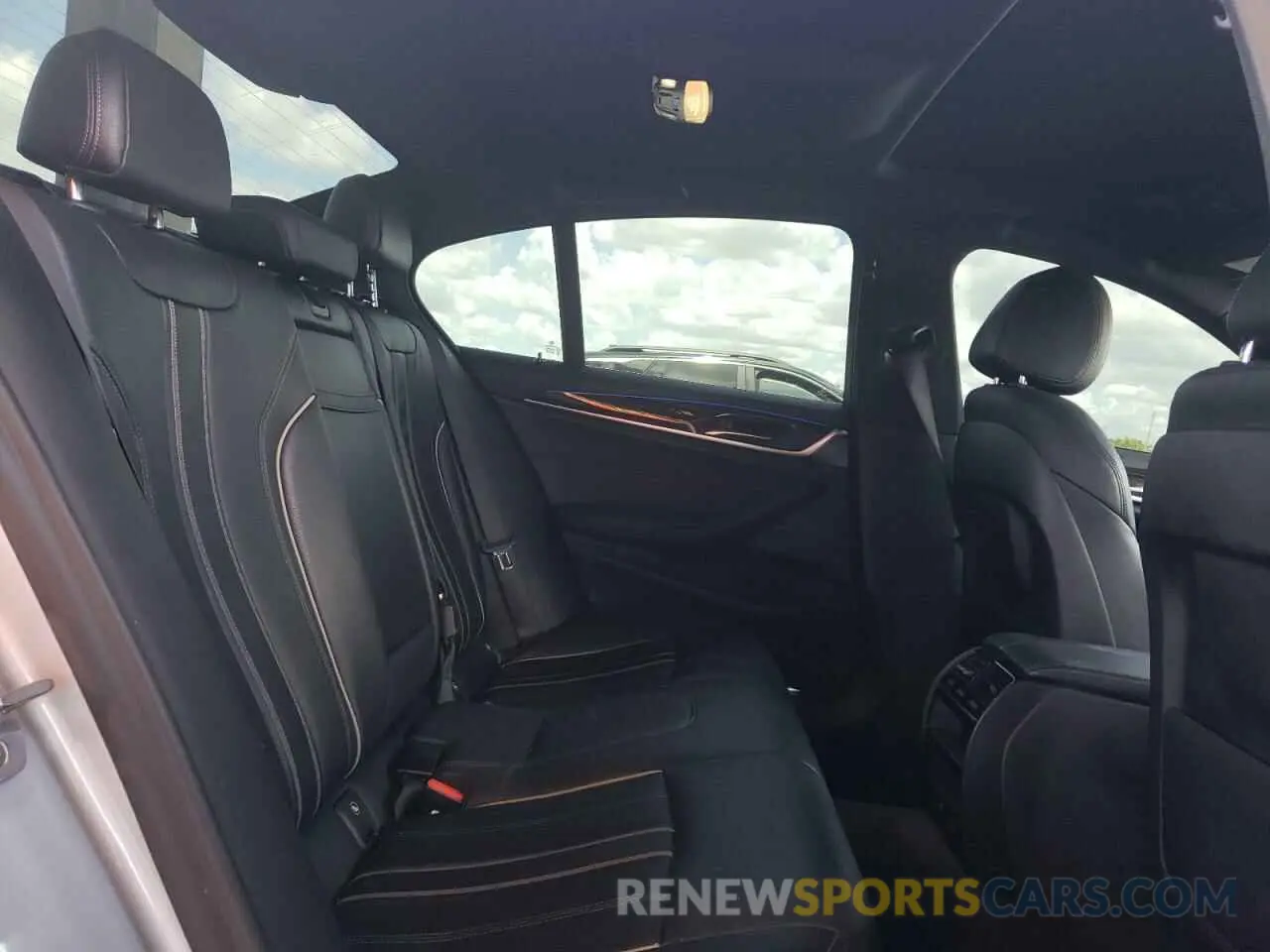 10 Фотография поврежденного автомобиля WBAJA7C51KWW22623 BMW 5 SERIES 2019