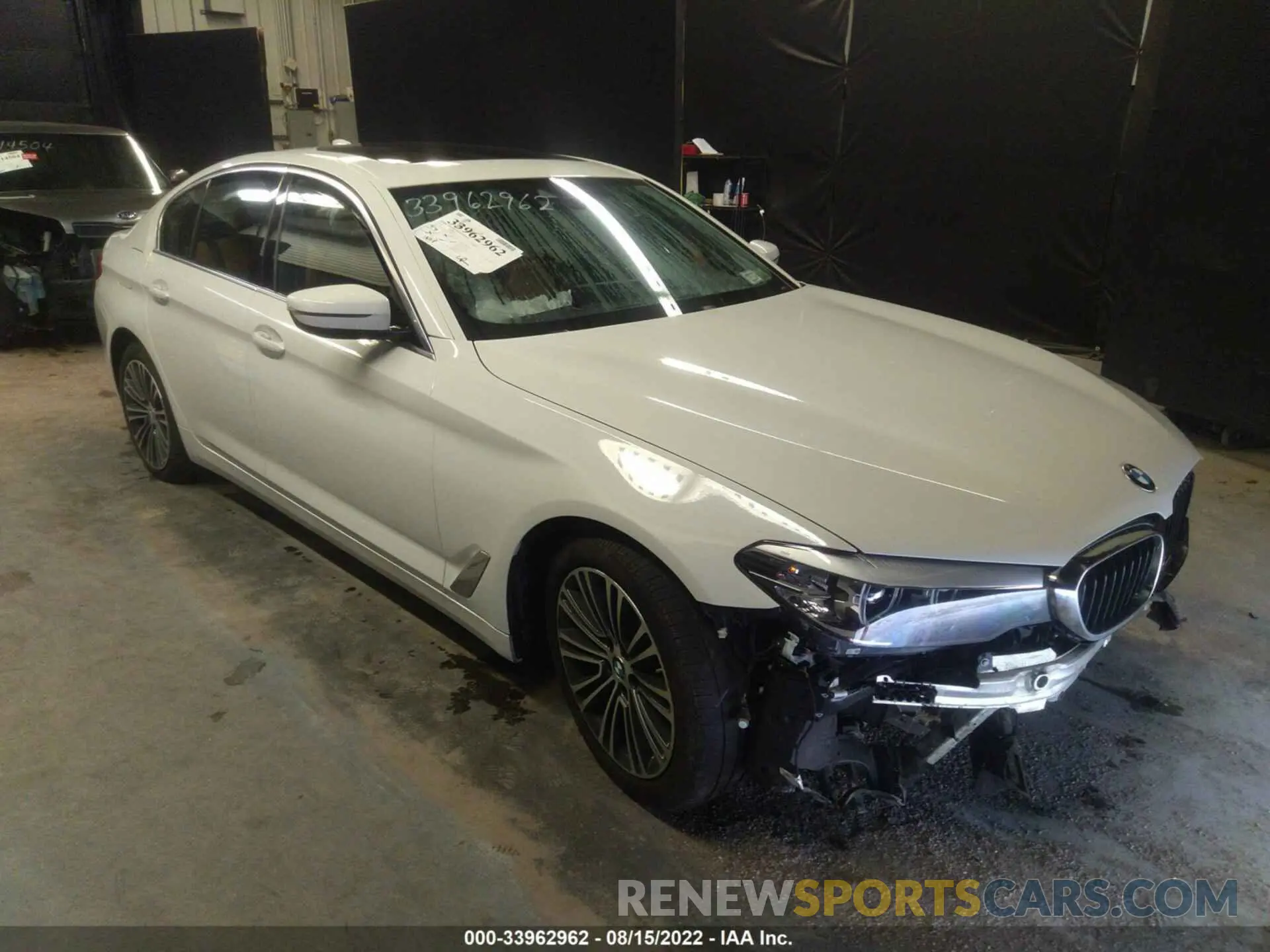 1 Фотография поврежденного автомобиля WBAJA7C55KWW28117 BMW 5 SERIES 2019