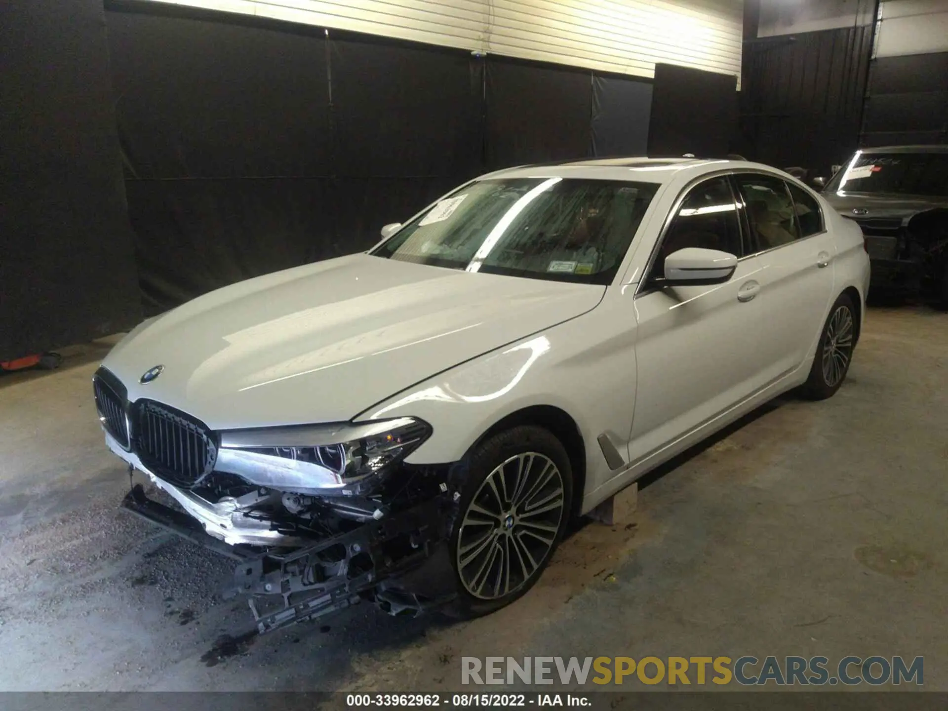 2 Фотография поврежденного автомобиля WBAJA7C55KWW28117 BMW 5 SERIES 2019