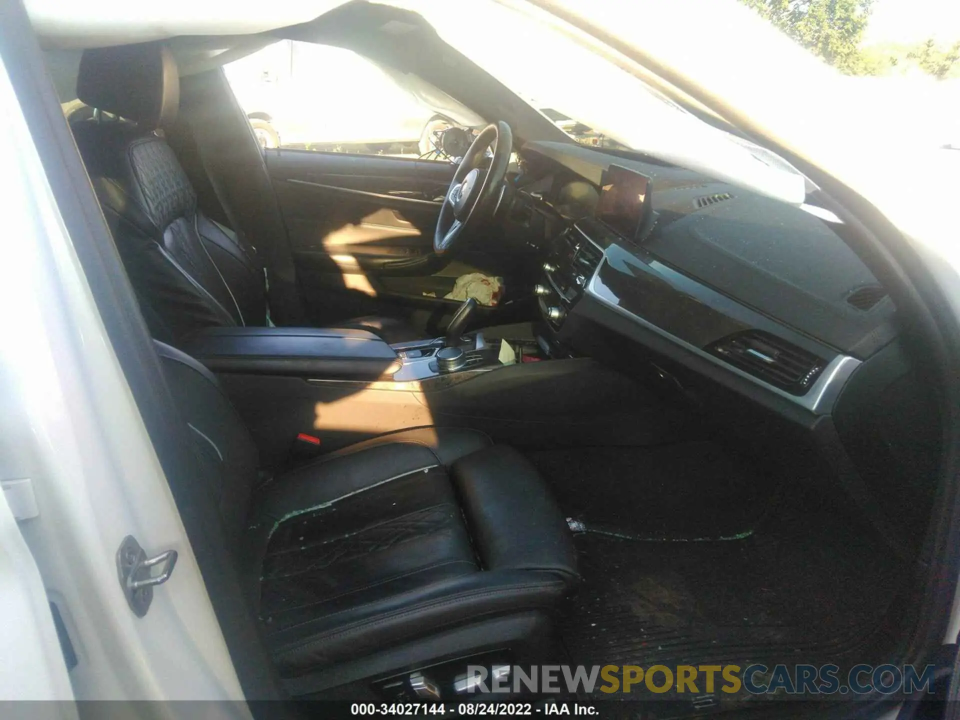5 Photograph of a damaged car WBAJB9C55KB288693 BMW 5 SERIES 2019