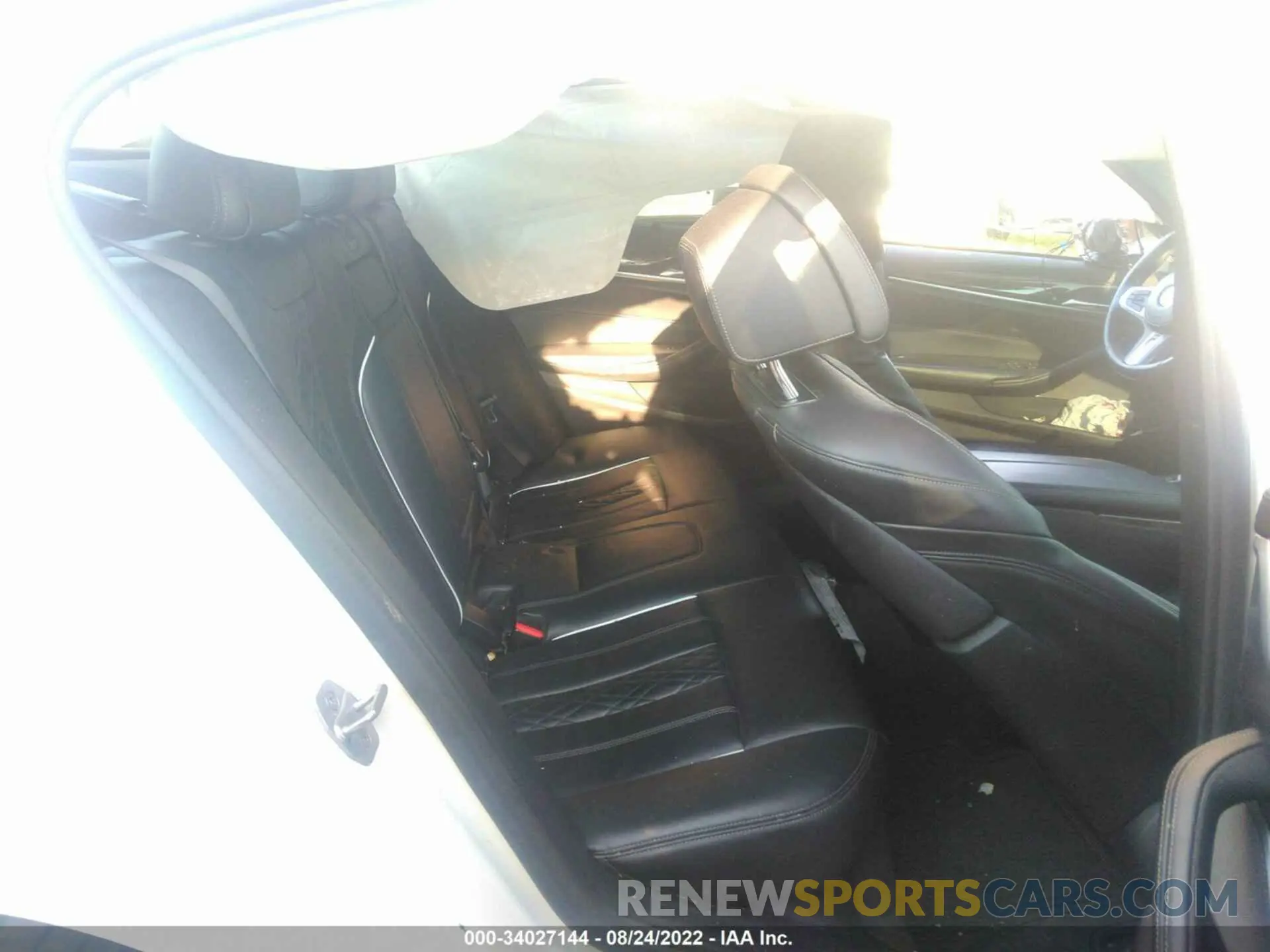 8 Photograph of a damaged car WBAJB9C55KB288693 BMW 5 SERIES 2019