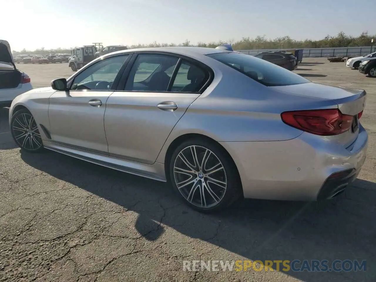 2 Фотография поврежденного автомобиля WBAJE5C55KG918988 BMW 5 SERIES 2019