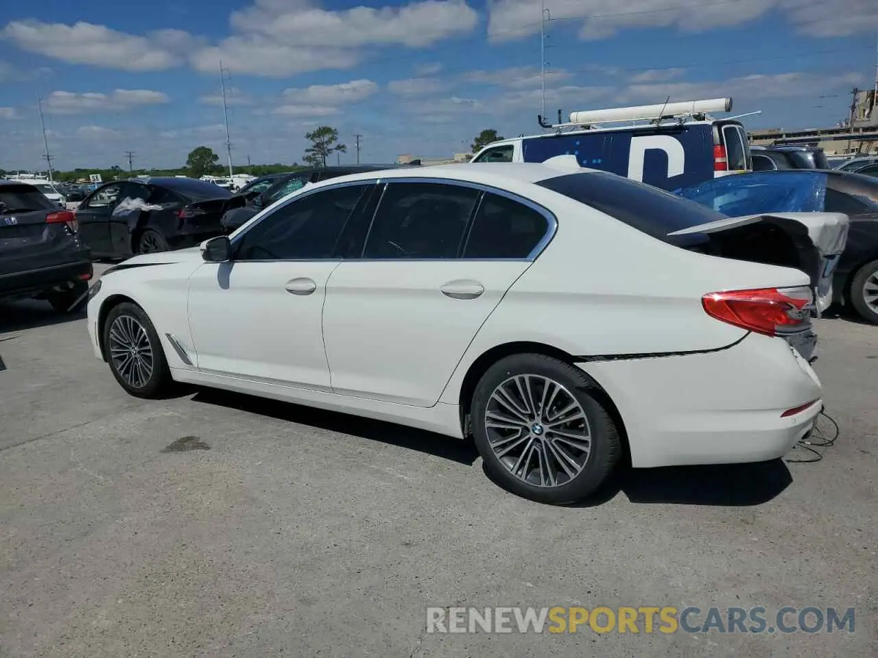 2 Фотография поврежденного автомобиля WBAJE5C56KWW17040 BMW 5 SERIES 2019
