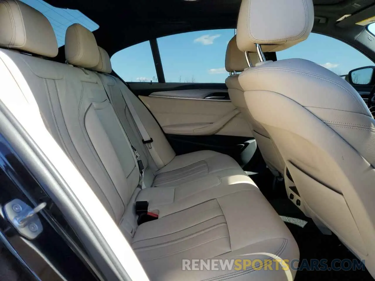 10 Фотография поврежденного автомобиля WBAJE7C57KWW20203 BMW 5 SERIES 2019