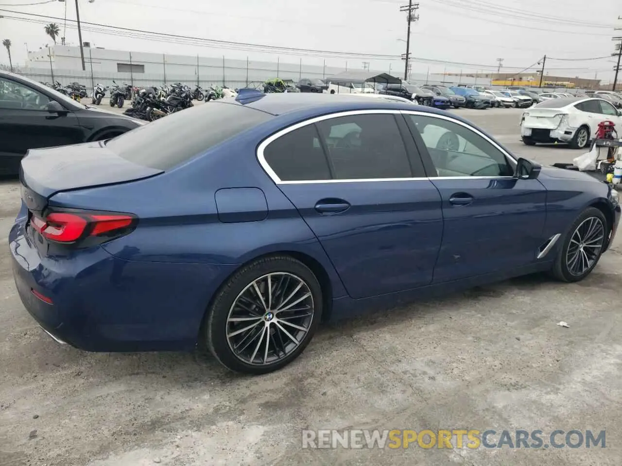 3 Фотография поврежденного автомобиля WBA53BJ00MCF90745 BMW 5 SERIES 2021