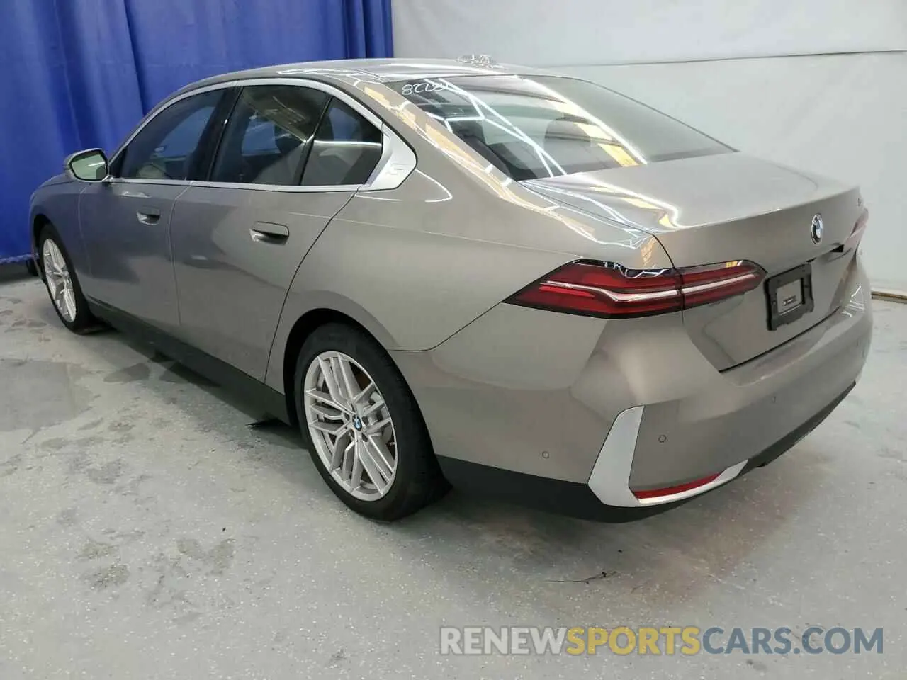 2 Фотография поврежденного автомобиля WBA43FJ00RCS37851 BMW 5 SERIES 2024
