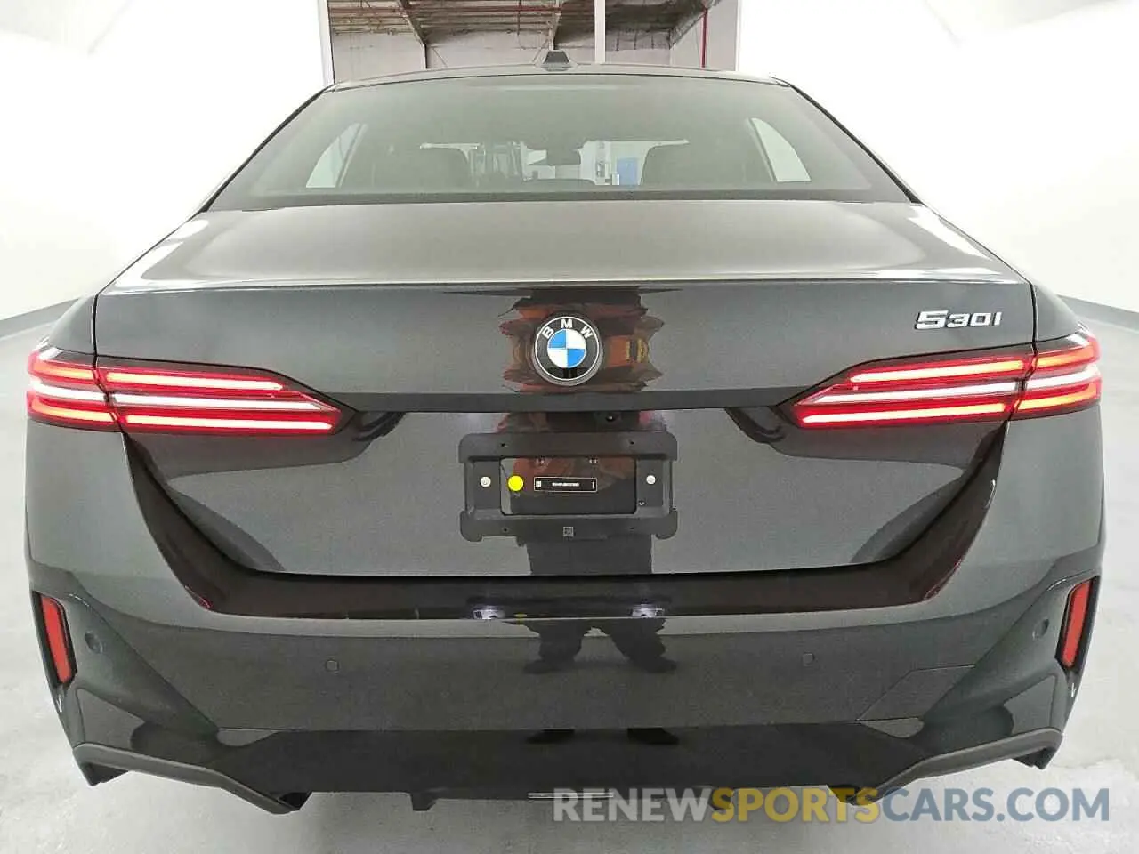 6 Фотография поврежденного автомобиля WBA43FJ06RCS75200 BMW 5 SERIES 2024