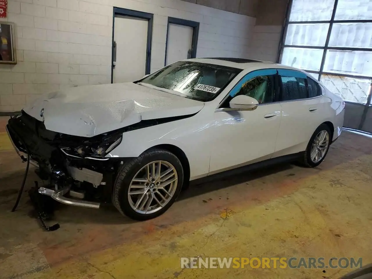 1 Фотография поврежденного автомобиля WBA53FJ02RCR63733 BMW 5 SERIES 2024