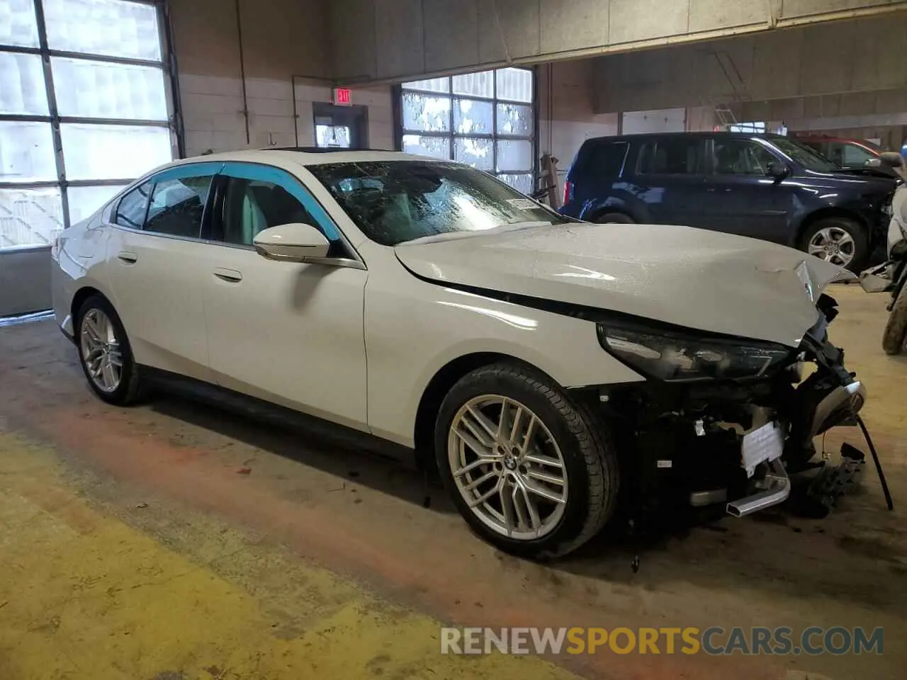 4 Фотография поврежденного автомобиля WBA53FJ02RCR63733 BMW 5 SERIES 2024