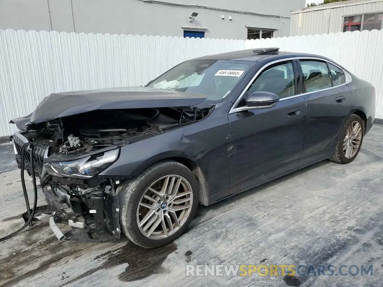1 Фотография поврежденного автомобиля WBA53FJ07RCP84667 BMW 5 SERIES 2024
