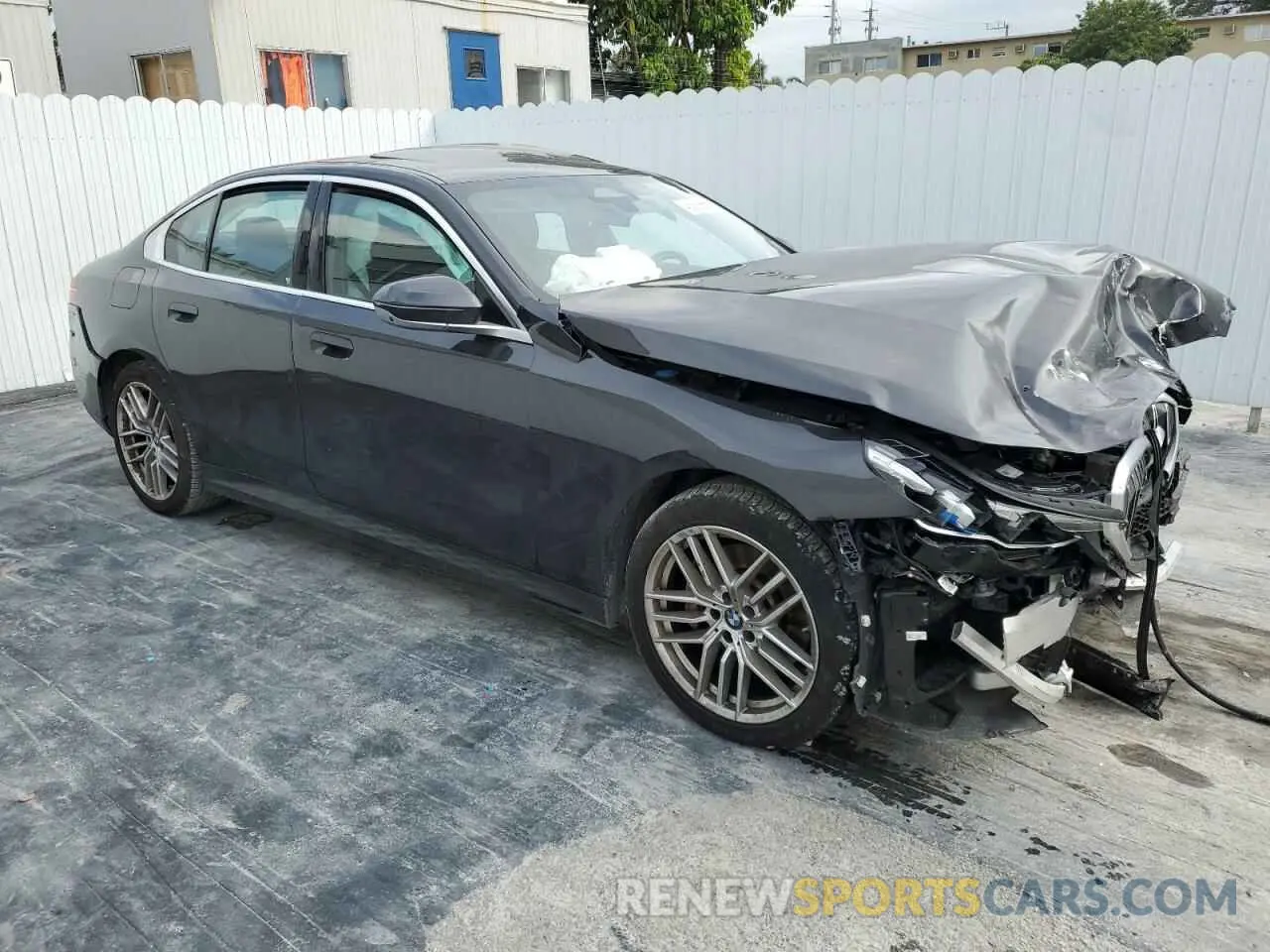 4 Фотография поврежденного автомобиля WBA53FJ07RCP84667 BMW 5 SERIES 2024