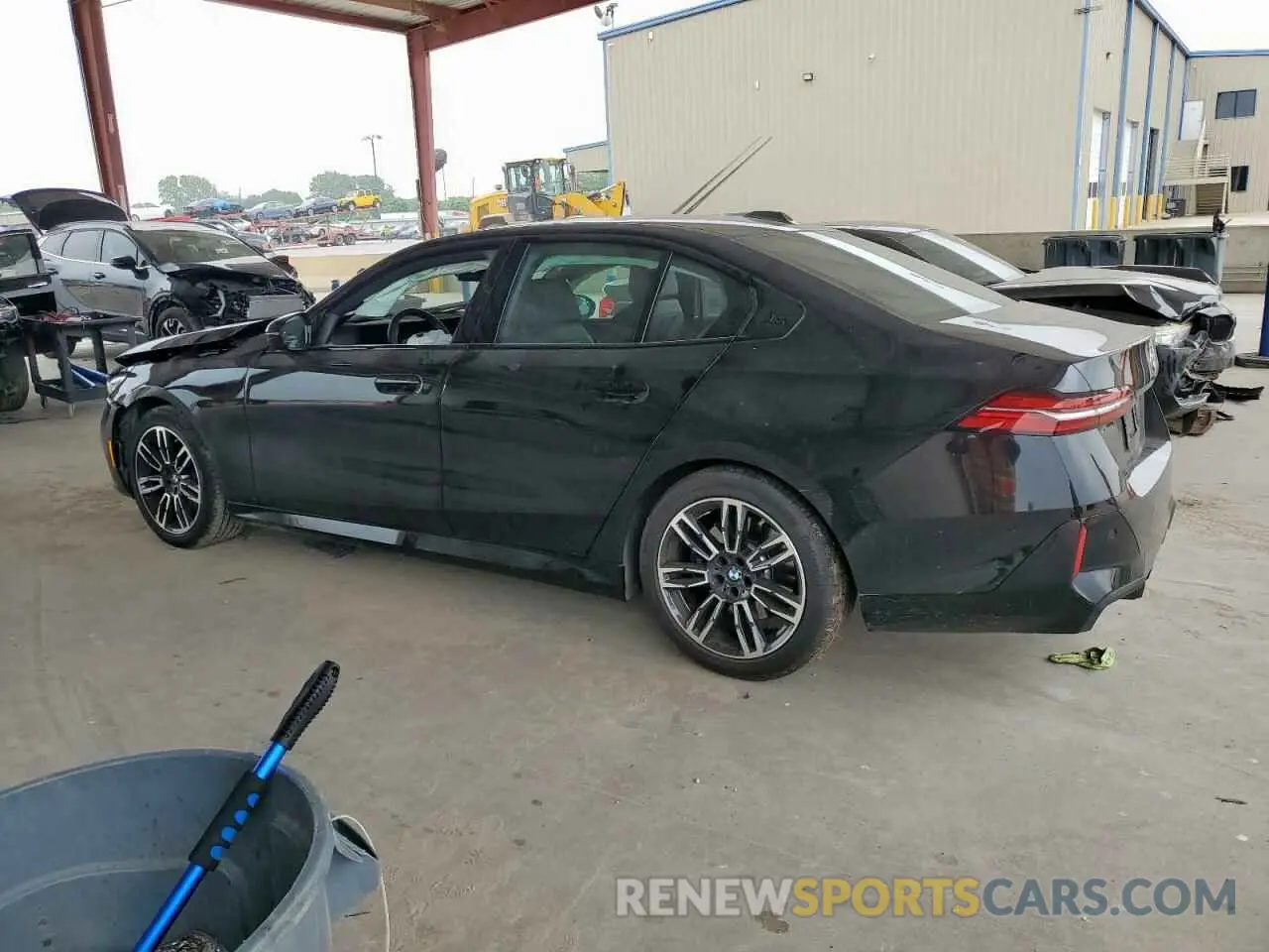2 Фотография поврежденного автомобиля WBA43FJ06SCT74637 BMW 5 SERIES 2025