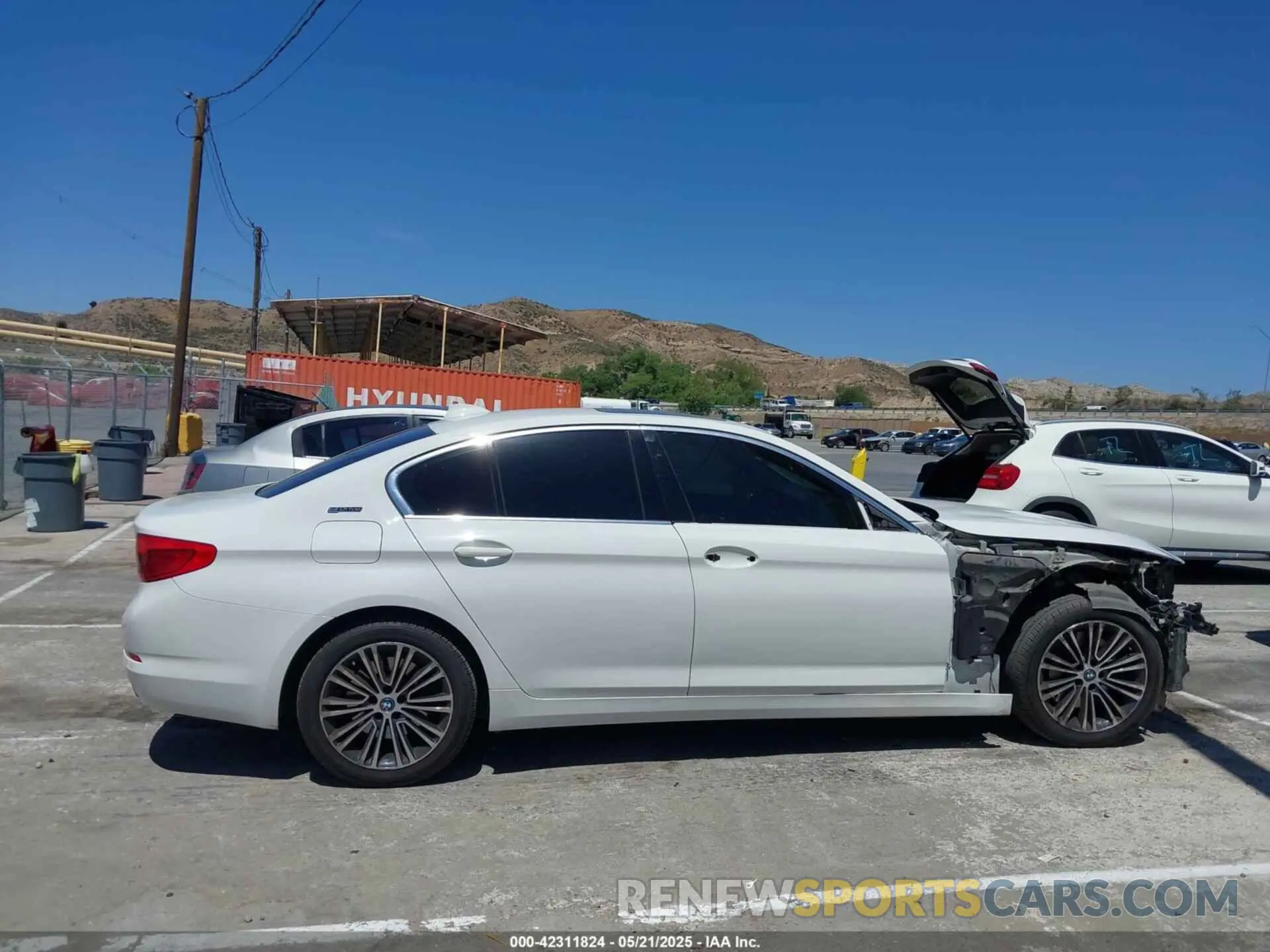 14 Фотография поврежденного автомобиля WBAJA9C53KB391999 BMW 530E 2019