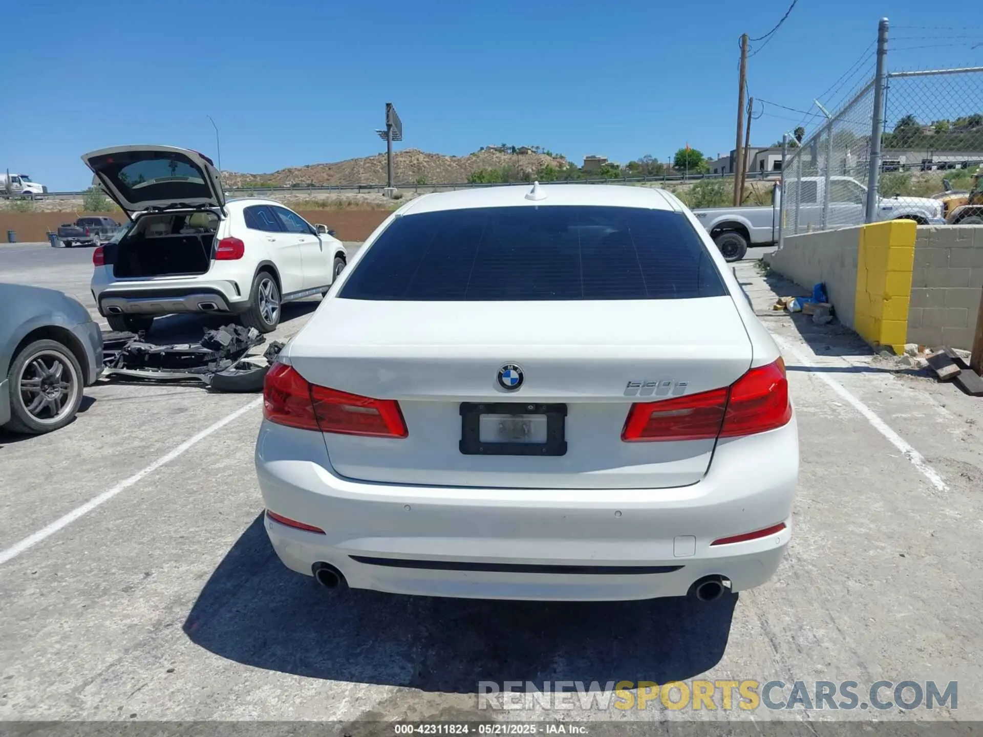 17 Фотография поврежденного автомобиля WBAJA9C53KB391999 BMW 530E 2019