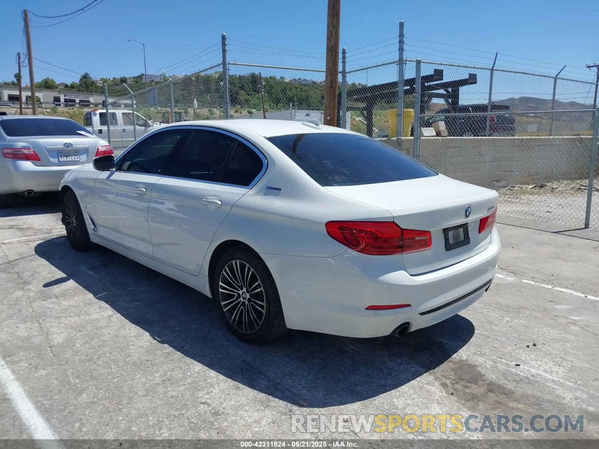 3 Фотография поврежденного автомобиля WBAJA9C53KB391999 BMW 530E 2019