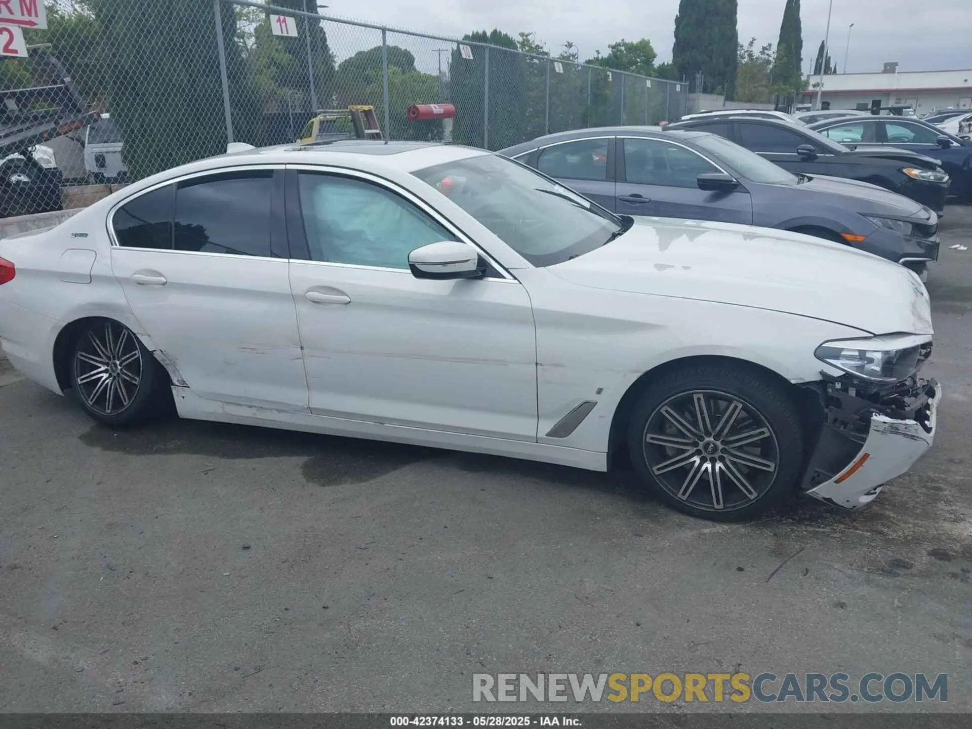 12 Фотография поврежденного автомобиля WBAJA9C56KB254927 BMW 530E 2019