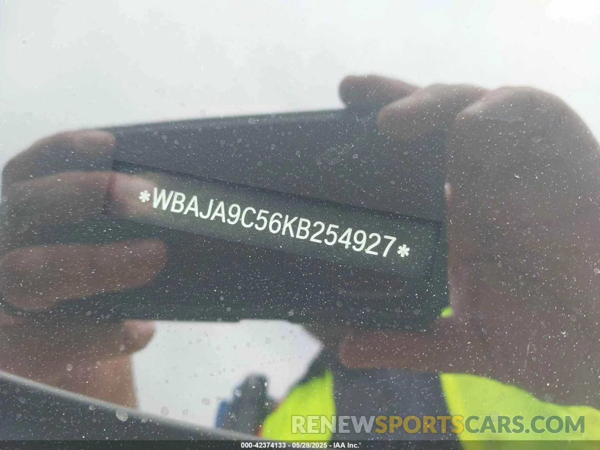 9 Фотография поврежденного автомобиля WBAJA9C56KB254927 BMW 530E 2019