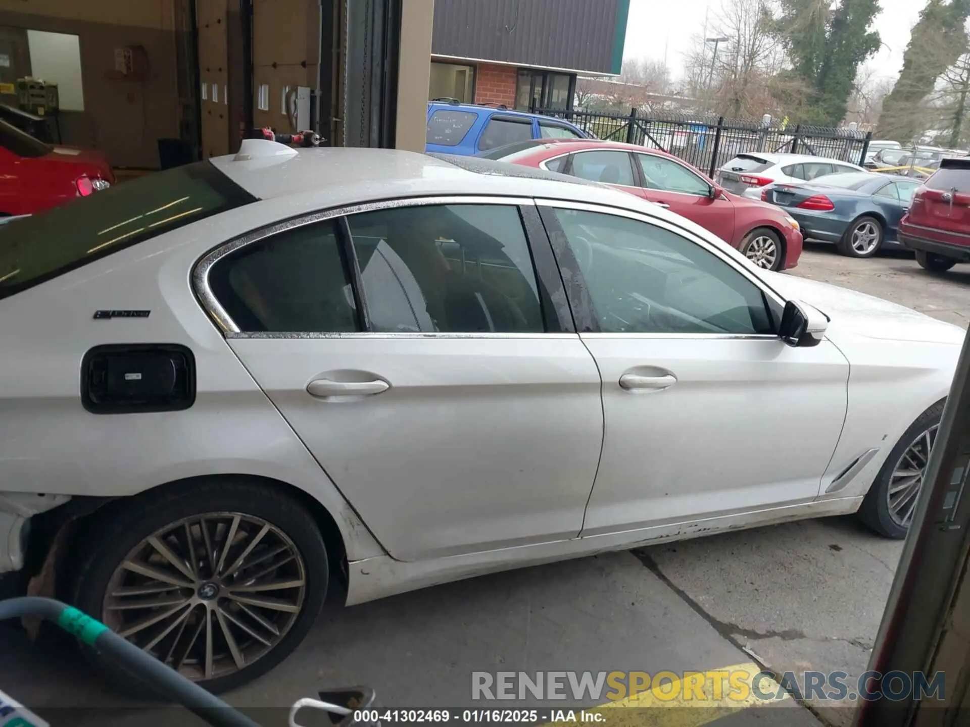 14 Фотография поврежденного автомобиля WBAJA9C57KB254595 BMW 530E 2019