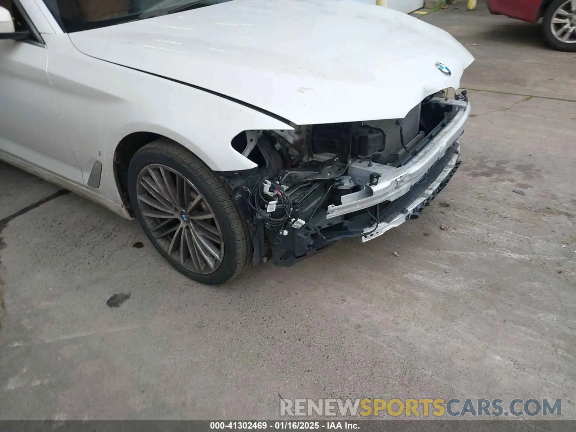 19 Фотография поврежденного автомобиля WBAJA9C57KB254595 BMW 530E 2019
