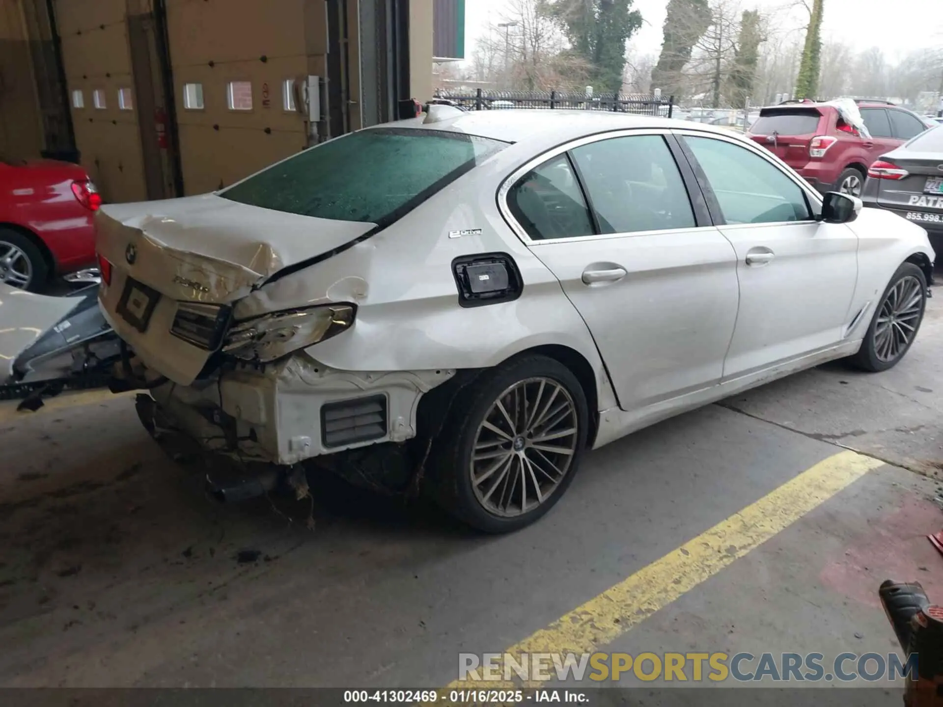 4 Фотография поврежденного автомобиля WBAJA9C57KB254595 BMW 530E 2019