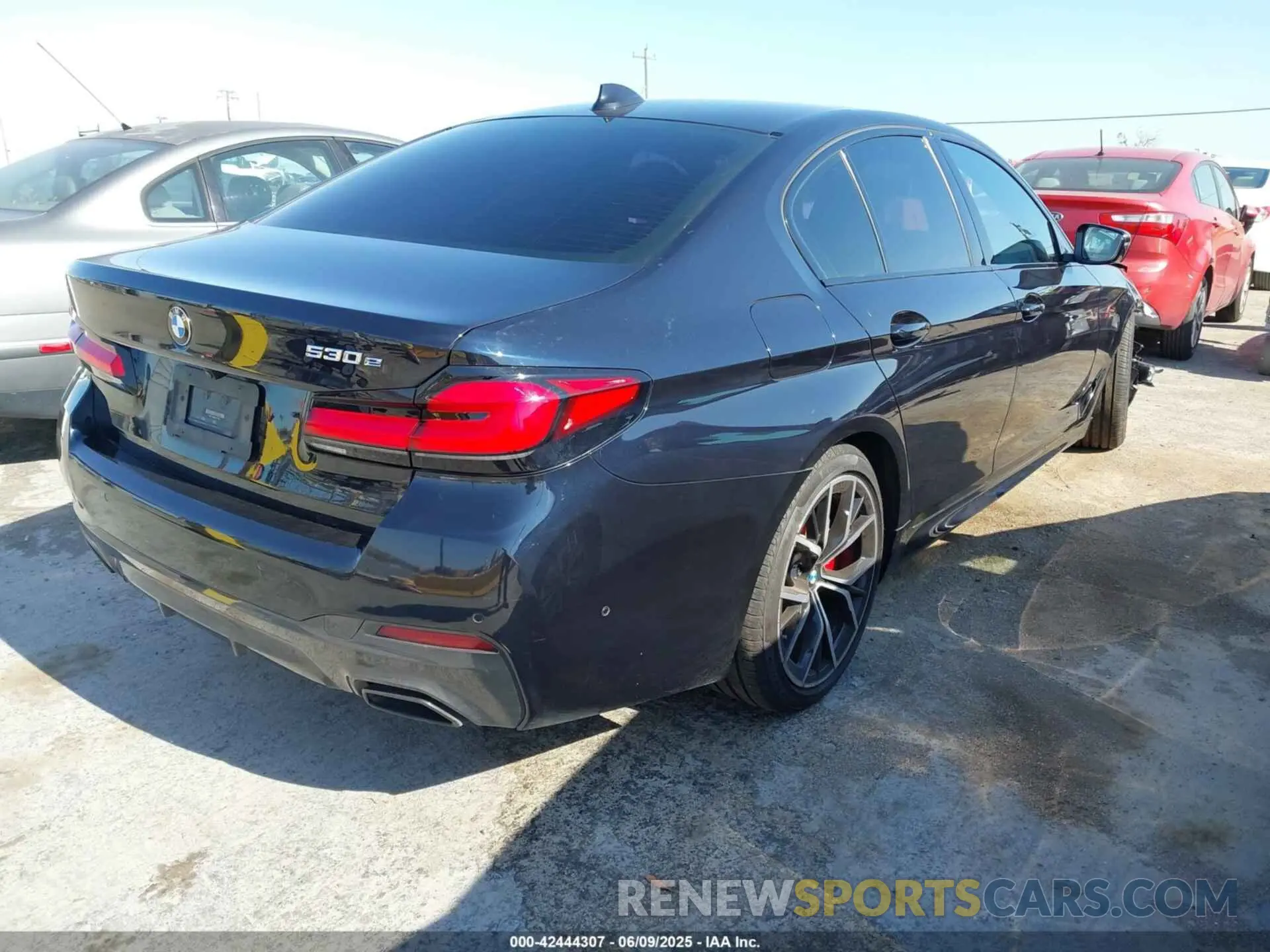 4 Photograph of a damaged car WBA13AG01MCF34538 BMW 530E 2021