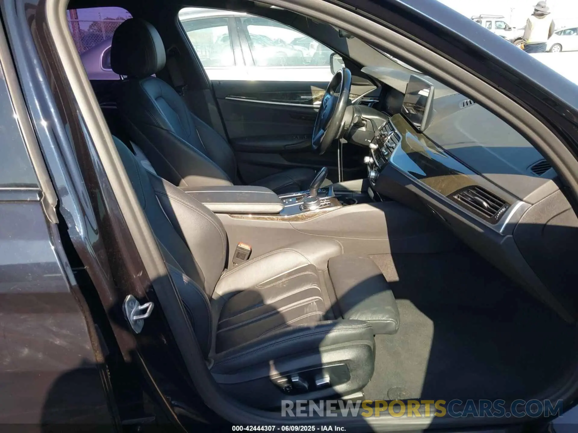 5 Photograph of a damaged car WBA13AG01MCF34538 BMW 530E 2021