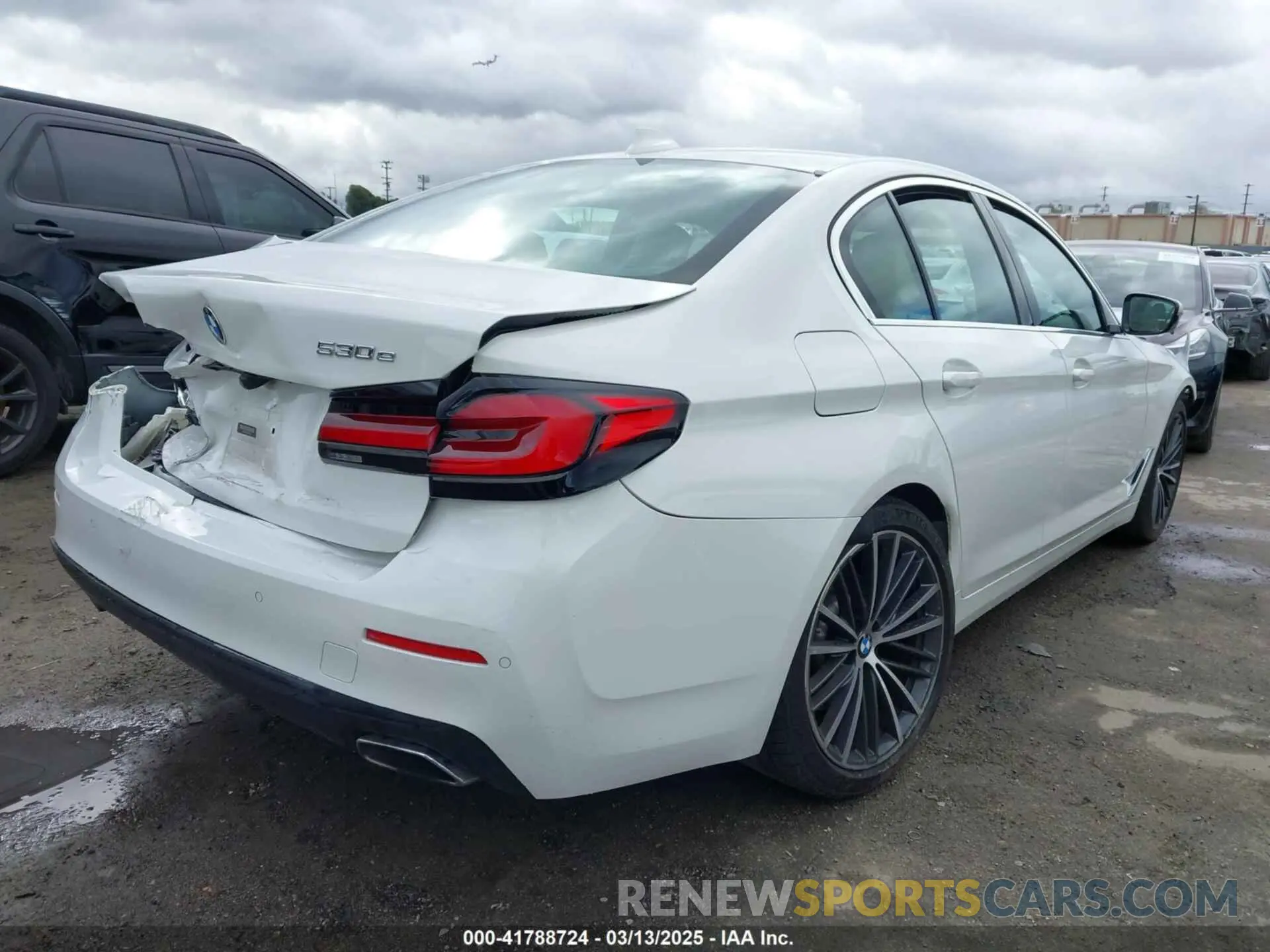 4 Photograph of a damaged car WBA13AG0XMCG10032 BMW 530E 2021