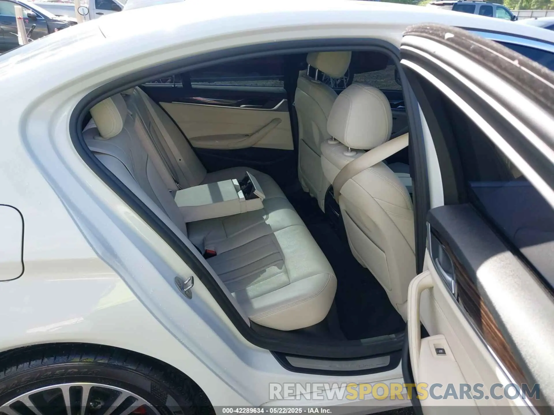 8 Фотография поврежденного автомобиля WBAJA7C50KWW17686 BMW 530I 2019