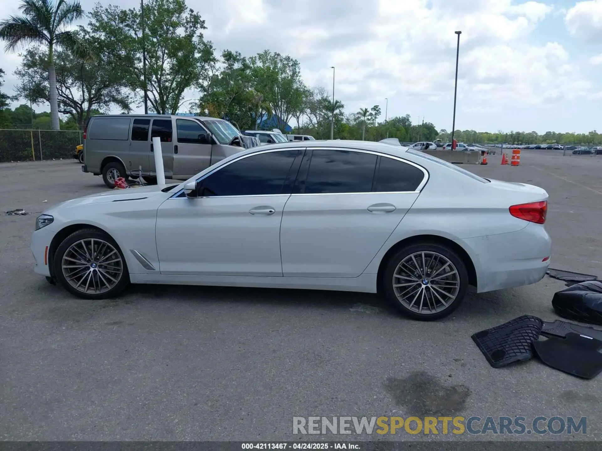 14 Photograph of a damaged car WBAJR3C02LWW65567 BMW 530I 2020