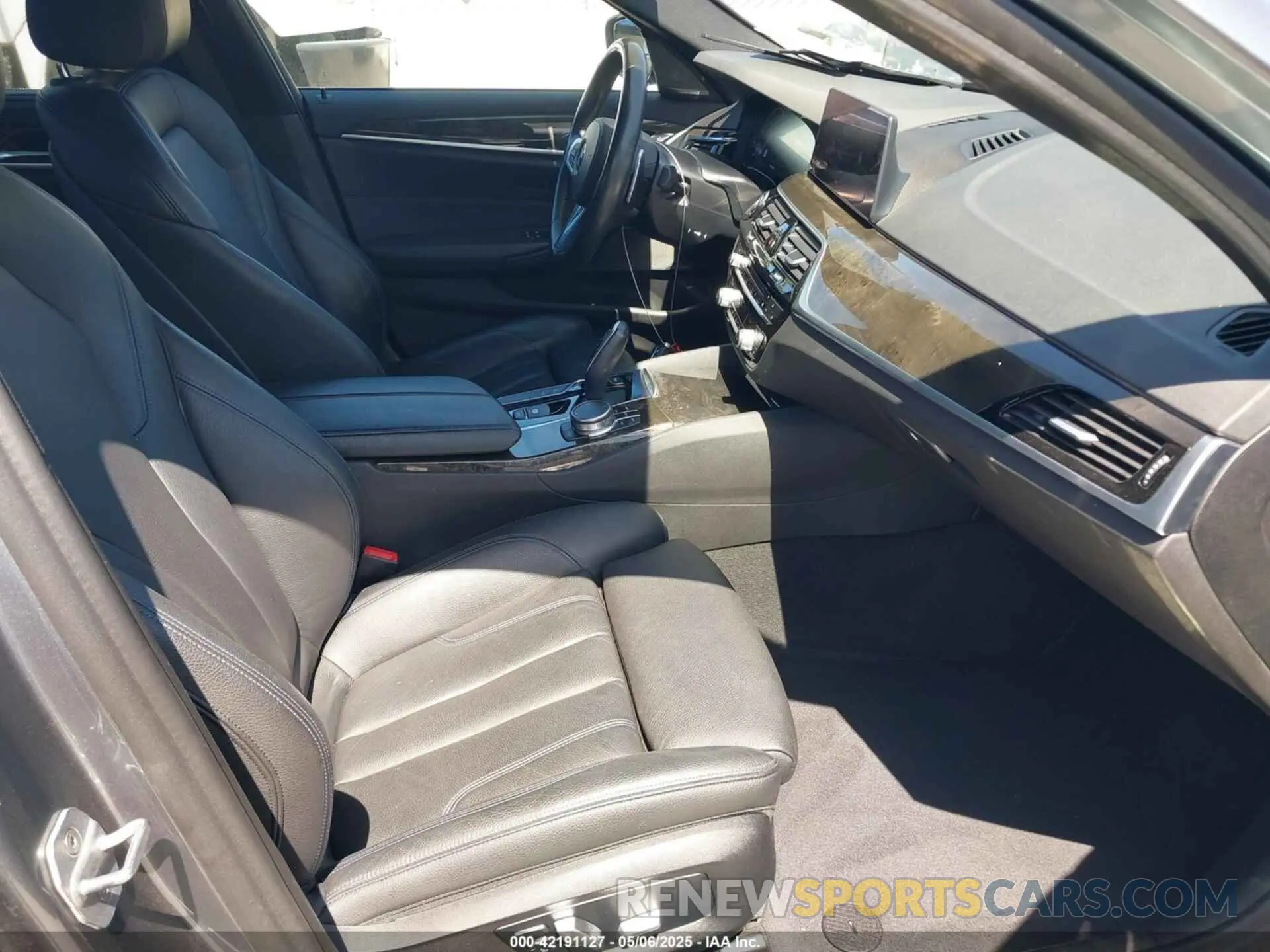 5 Photograph of a damaged car WBAJE5C55KWW11827 BMW 540I 2019