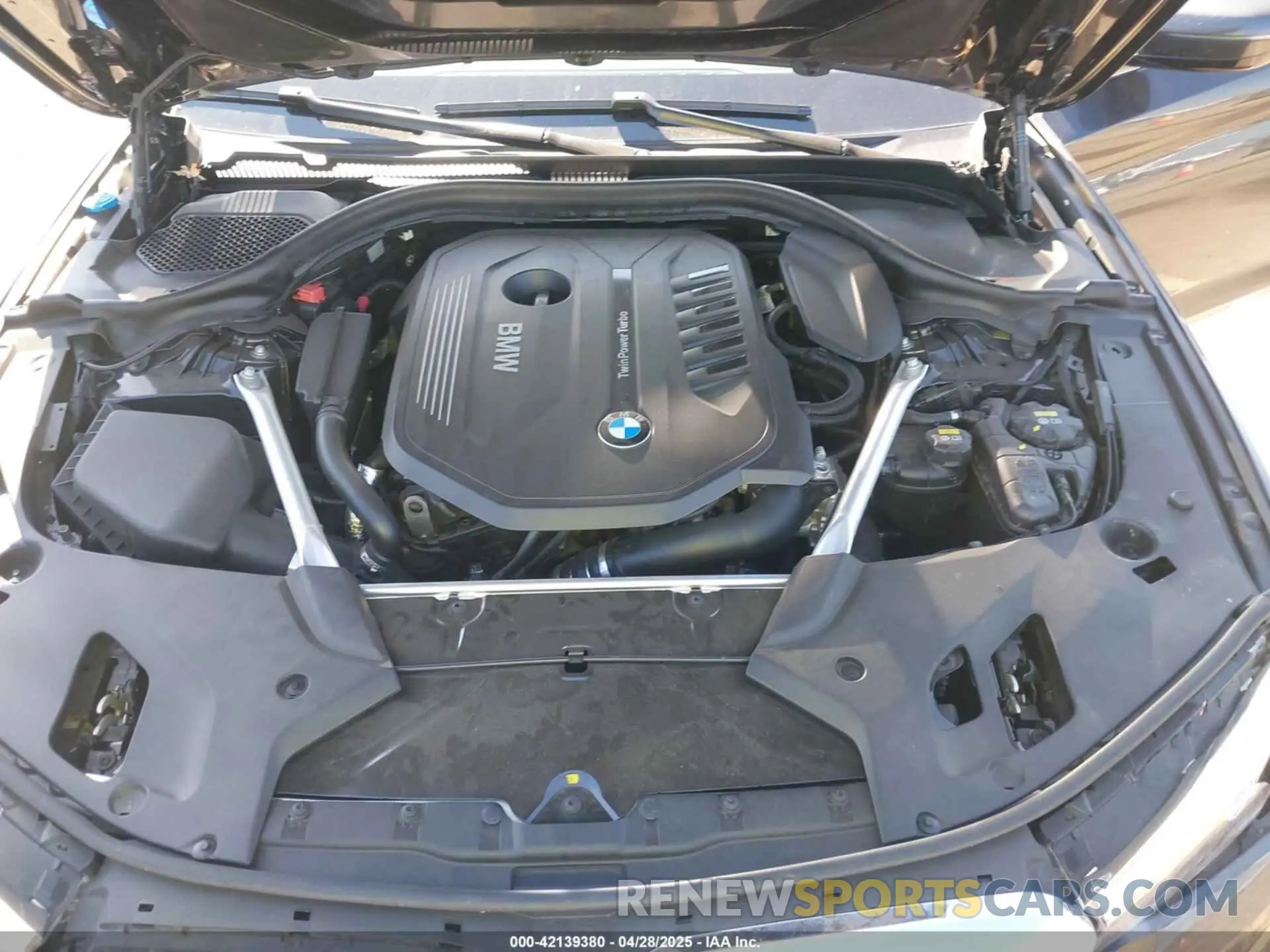 10 Фотография поврежденного автомобиля WBAJE5C5XKWW20300 BMW 540I 2019