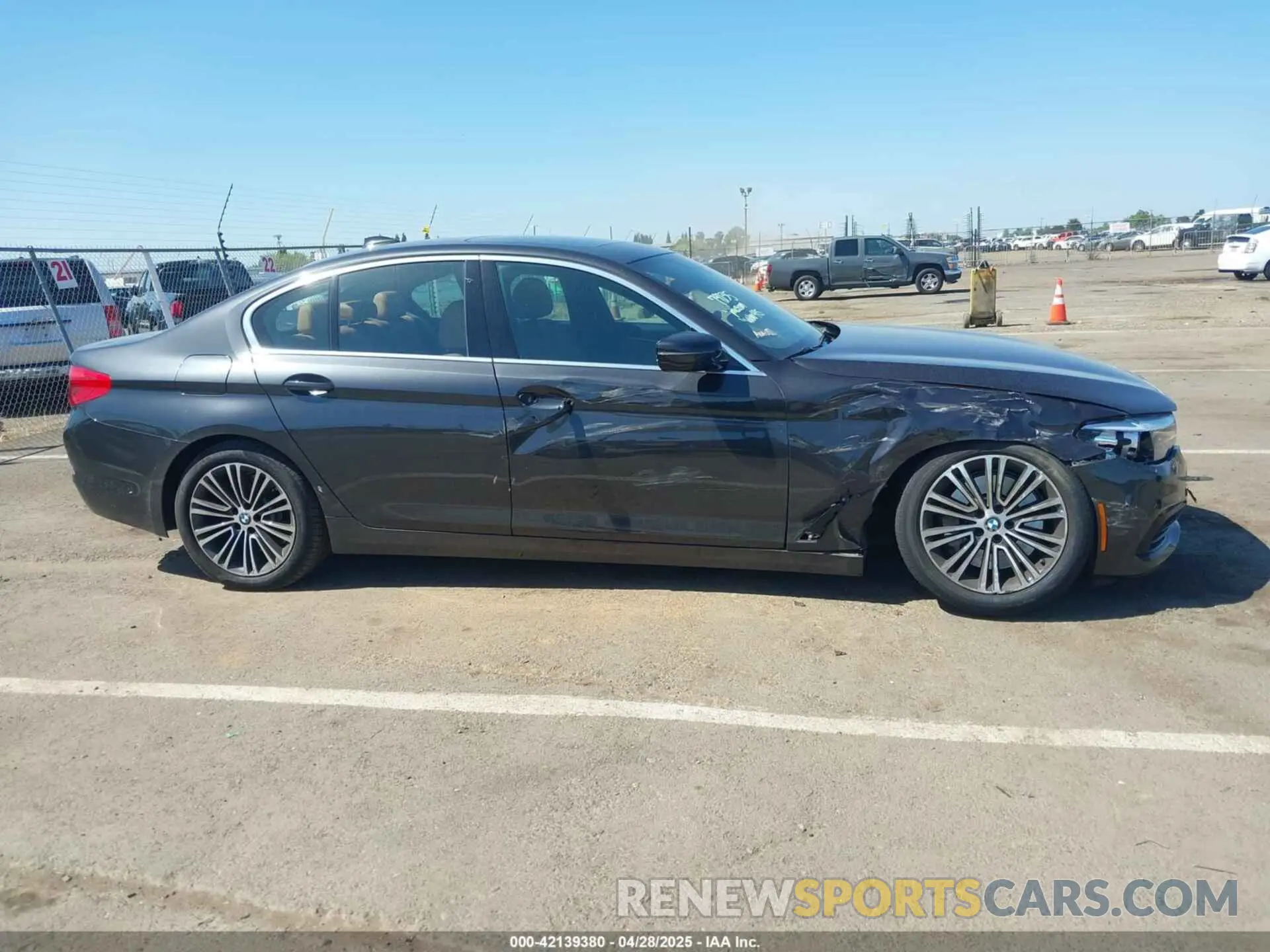 13 Фотография поврежденного автомобиля WBAJE5C5XKWW20300 BMW 540I 2019