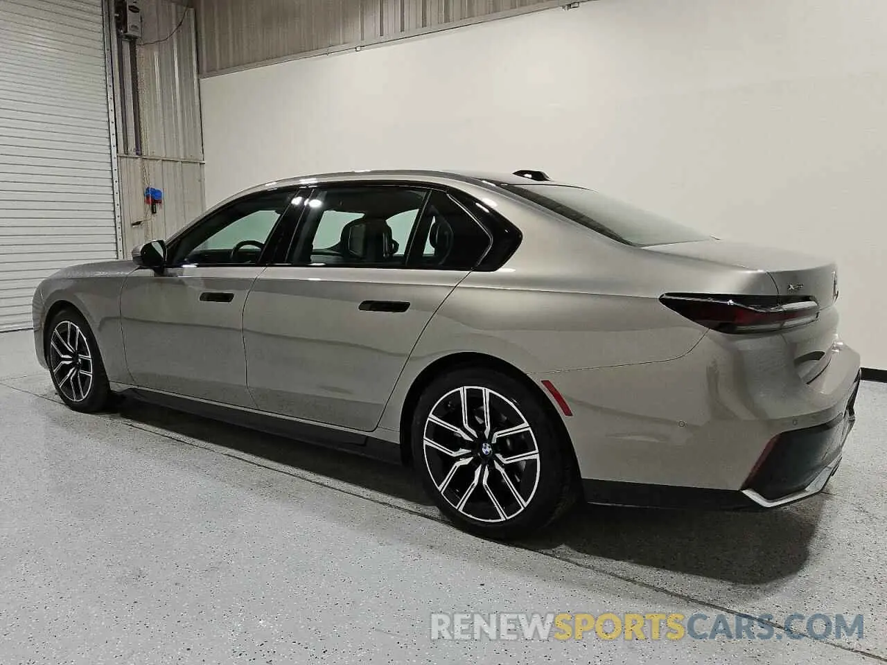 2 Фотография поврежденного автомобиля WBA33EH08RCS18086 BMW 7 SERIES 2024