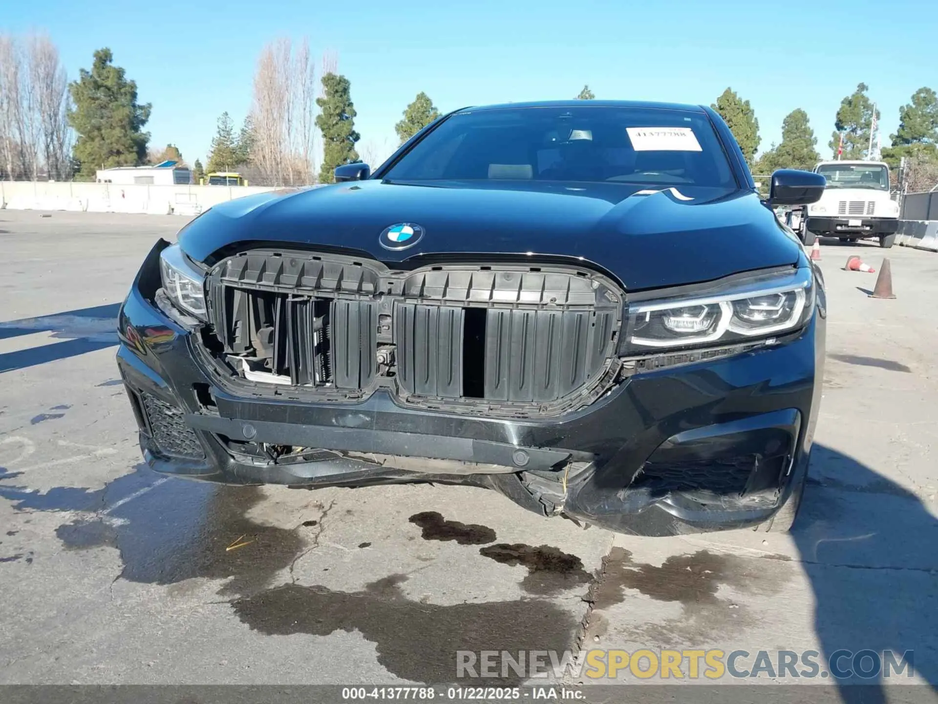 6 Photograph of a damaged car WBA7T2C02NCJ33925 BMW 740 2022