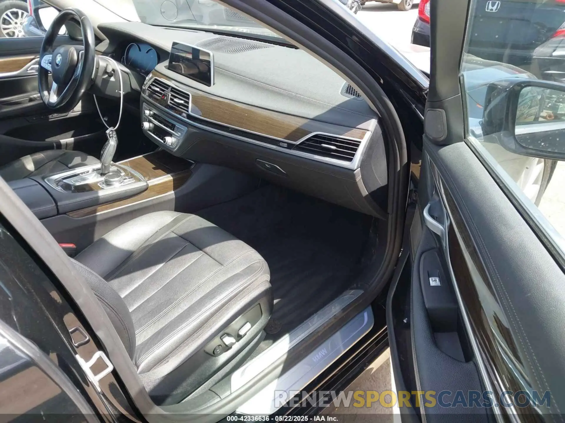 5 Фотография поврежденного автомобиля WBA7E2C56KB216989 BMW 740I 2019