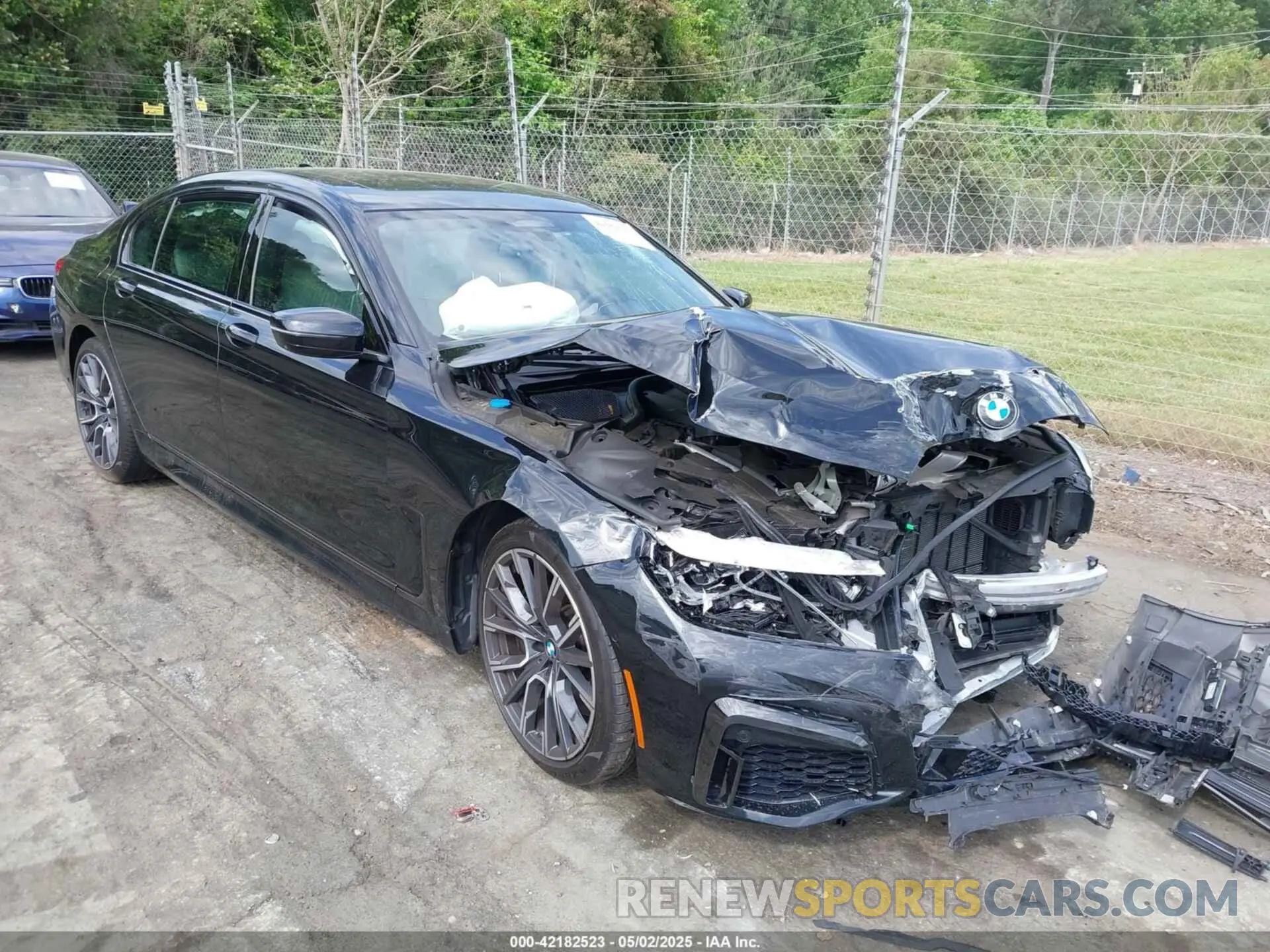 1 Photograph of a damaged car WBA7U2C0XNCH39635 BMW 750 2022
