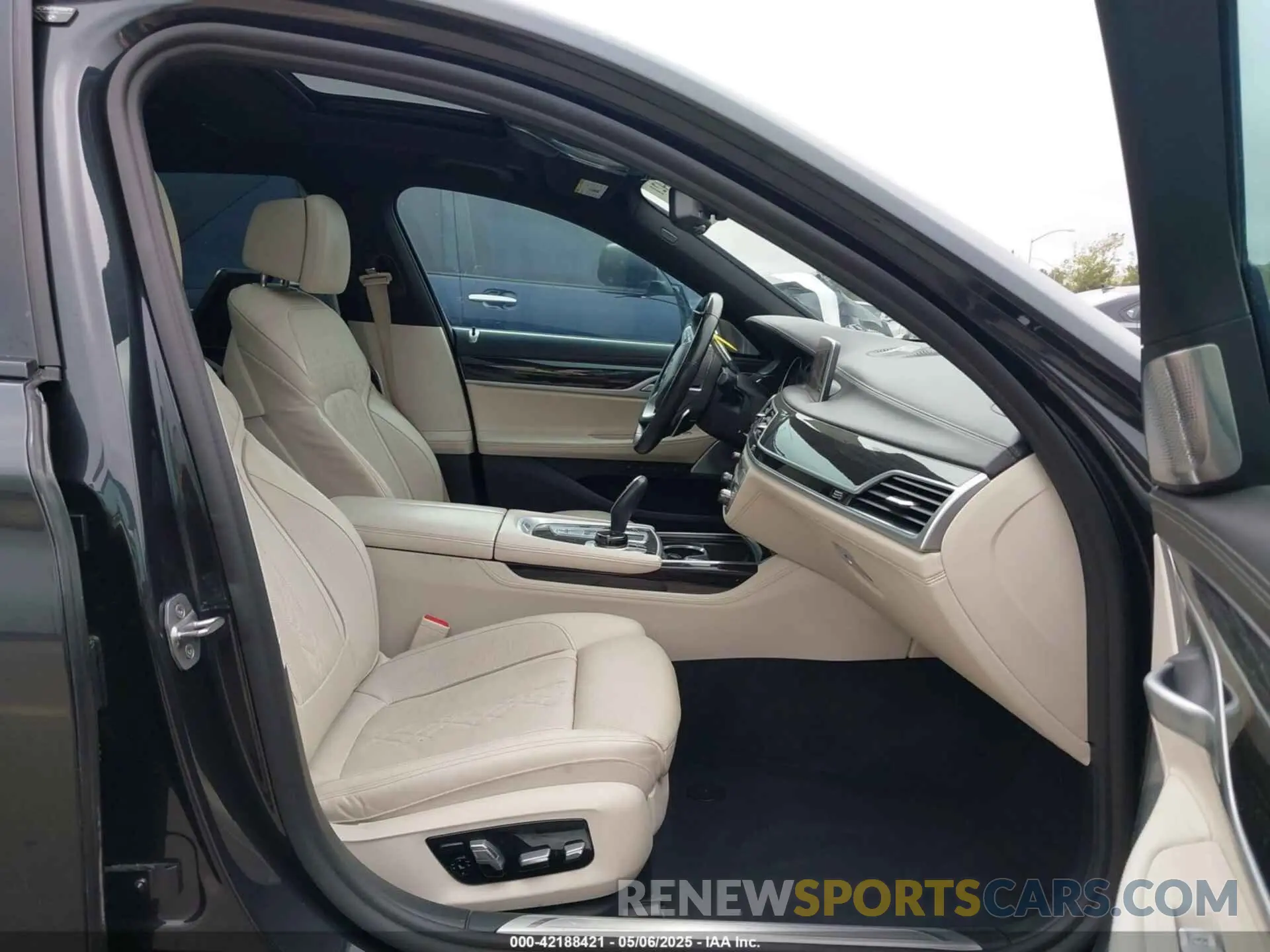 5 Photograph of a damaged car WBA7F0C50KGM26010 BMW 750I 2019