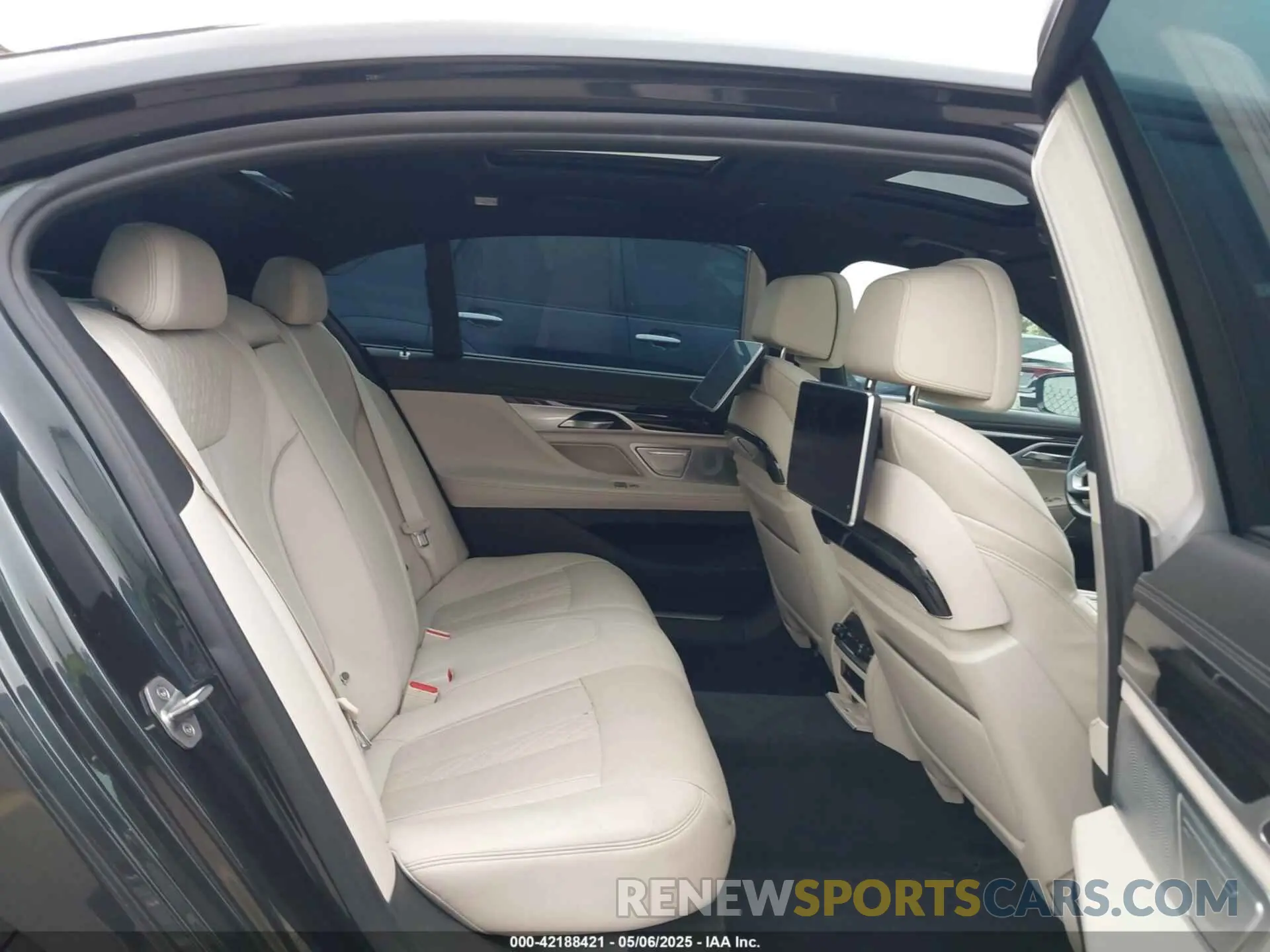 8 Photograph of a damaged car WBA7F0C50KGM26010 BMW 750I 2019
